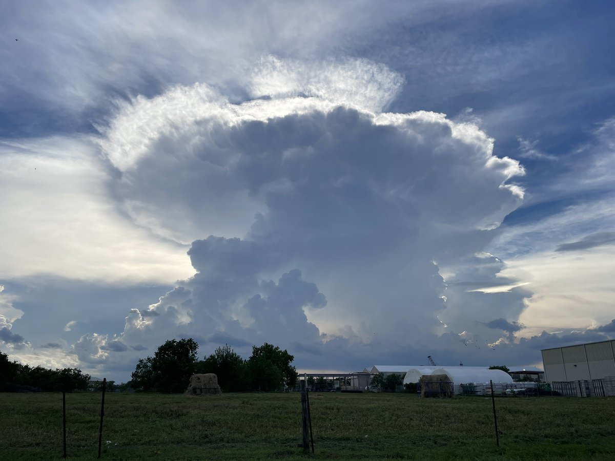 BehrensWx's tweet photo. Thunderstorm going up in Sugar Land, Texas viewed from the east near Hobby Airport.  #txwx #houwx @NWSHouston @TxStormChasers https://t.co/nzeiscSQab