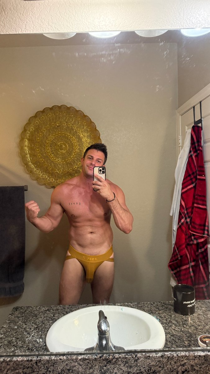 Circusjock9's tweet photo. Another Amazing Gym Day!  Gotta keep climbing! #gayfit #weightlifting #legdaygains https://t.co/b1pD4E98Km
