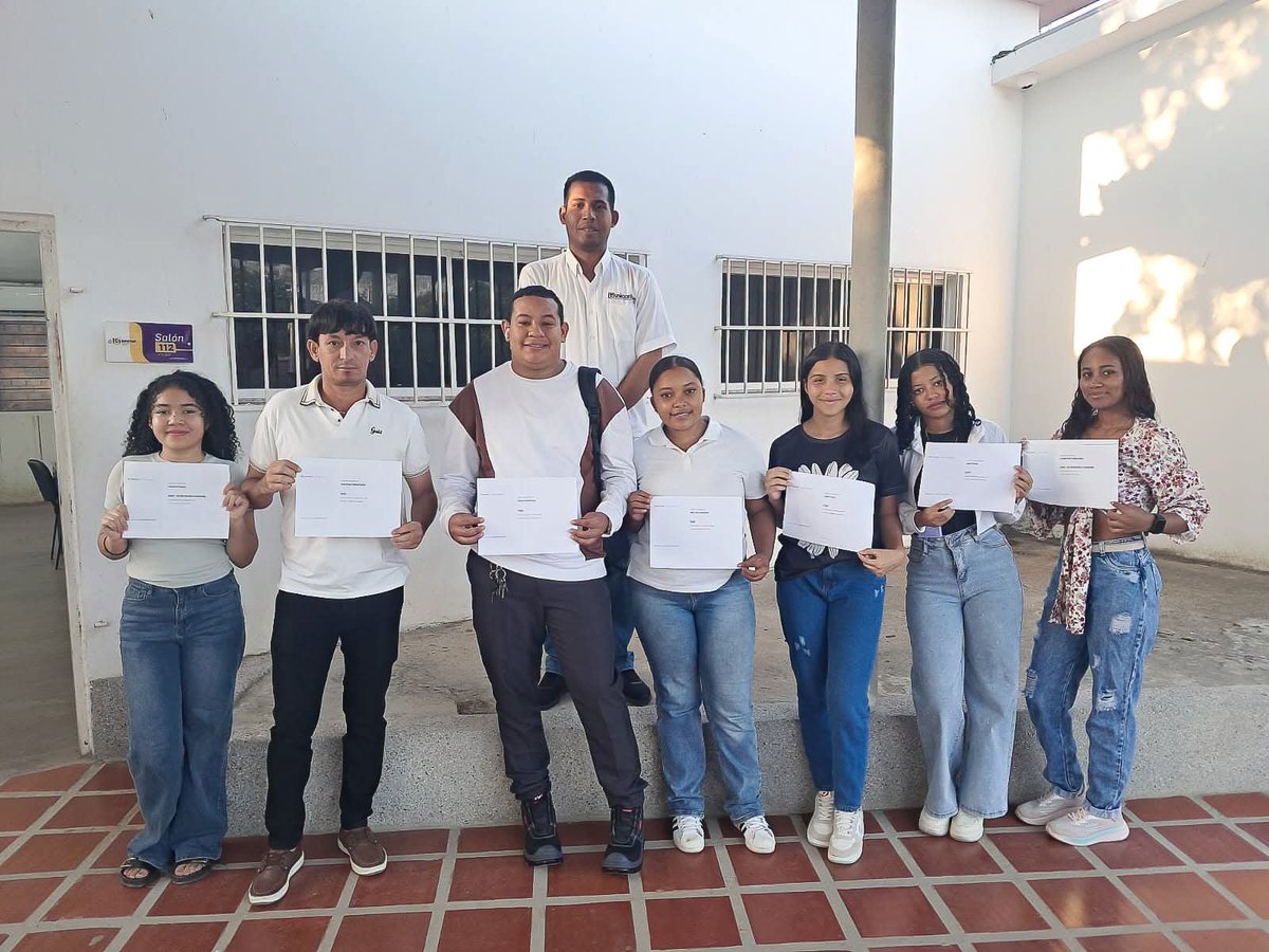 UniCaribe_'s tweet photo. 🟣📑Unicaribe y Banco Santander certifican a 500 estudiantes en Excel Avanzado 

Un total de 500 estudiantes de la Institución Universitaria del Caribe culminaron y recibieron certificación en el curso de Excel Avanzado, desarrollado en alianza con el Banco Santander.

La capacitación abarcó a estudiantes de nueve programas académicos, entre los que figuran Contaduría Pública, Administración Logística, Ingeniería Eléctrica, Ingeniería Ambiental, Seguridad y Salud en el Trabajo, Ingeniería Industrial, Operación Turística y Hotelera, Trabajo Social y Administración de Agronegocios.

El componente académico estuvo liderado por el docente Iván Bustamante Martínez, con el acompañamiento de la decana Caterine Pacheco, el líder de Ingeniería Informática Jaime Guette y el coordinador de la asignatura Competencias Digitales Informacionales, Fredy Salcedo.

Durante el proceso formativo, los participantes desarrollaron ejercicios de sistematización de información, formulación de funciones complejas, elaboración de indicadores y automatización de reportes aplicados a las necesidades operativas de sus respectivas áreas disciplinares.

La apropiación de estas herramientas tecnológicas refuerza la preparación técnica de los universitarios. El dominio de la plataforma optimiza la interpretación de datos cuantitativos en las prácticas de campo y eleva el nivel de competitividad de los futuros graduados frente a las exigencias de la transformación digital en el sector productivo.

#UnicaribeEsEducaciónSuperior
#MásOportunidadesParaLaGente