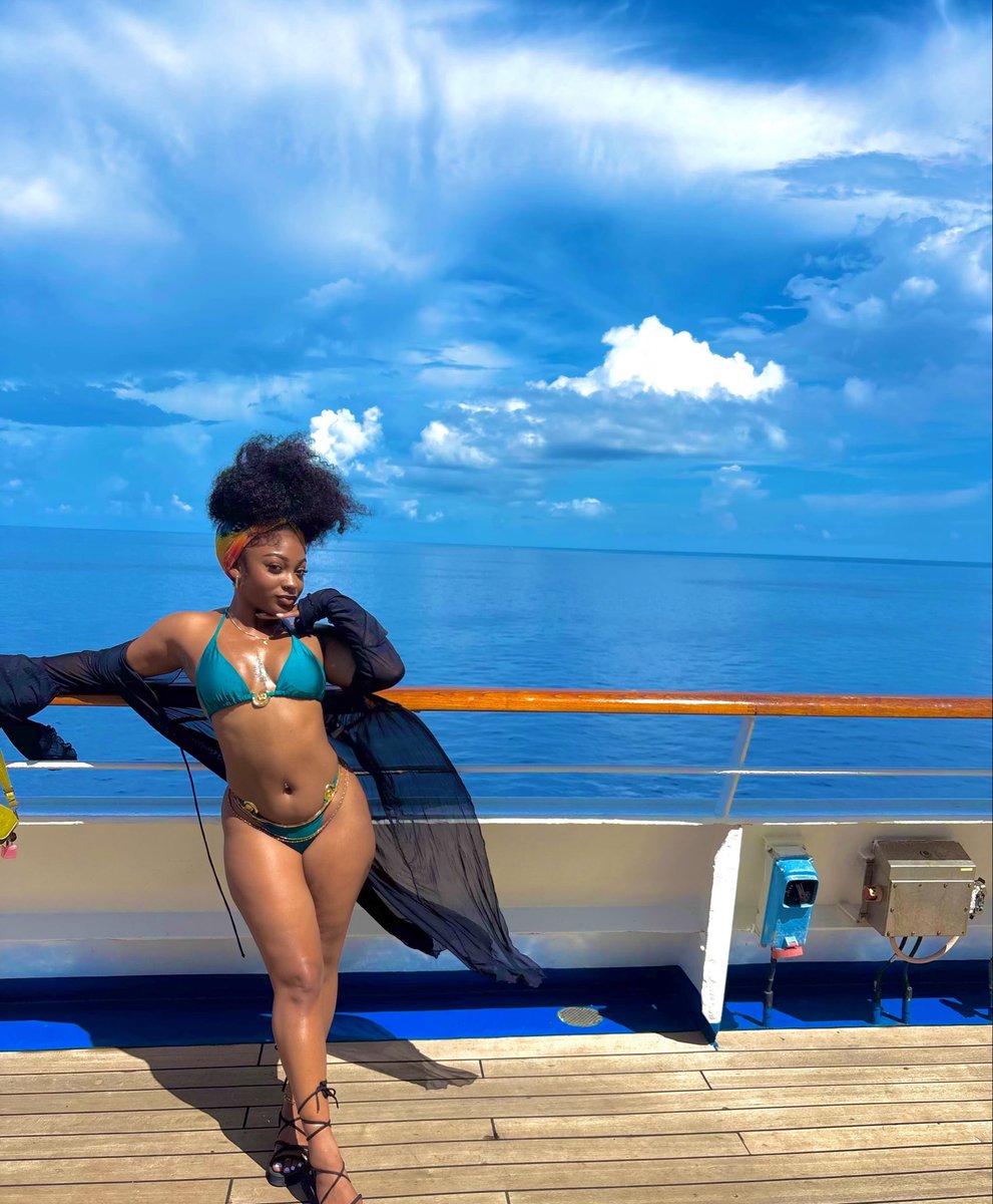 _TyraTyraTyra's tweet photo. Middle of the ocean 🪸 https://t.co/V1HqfOpruL