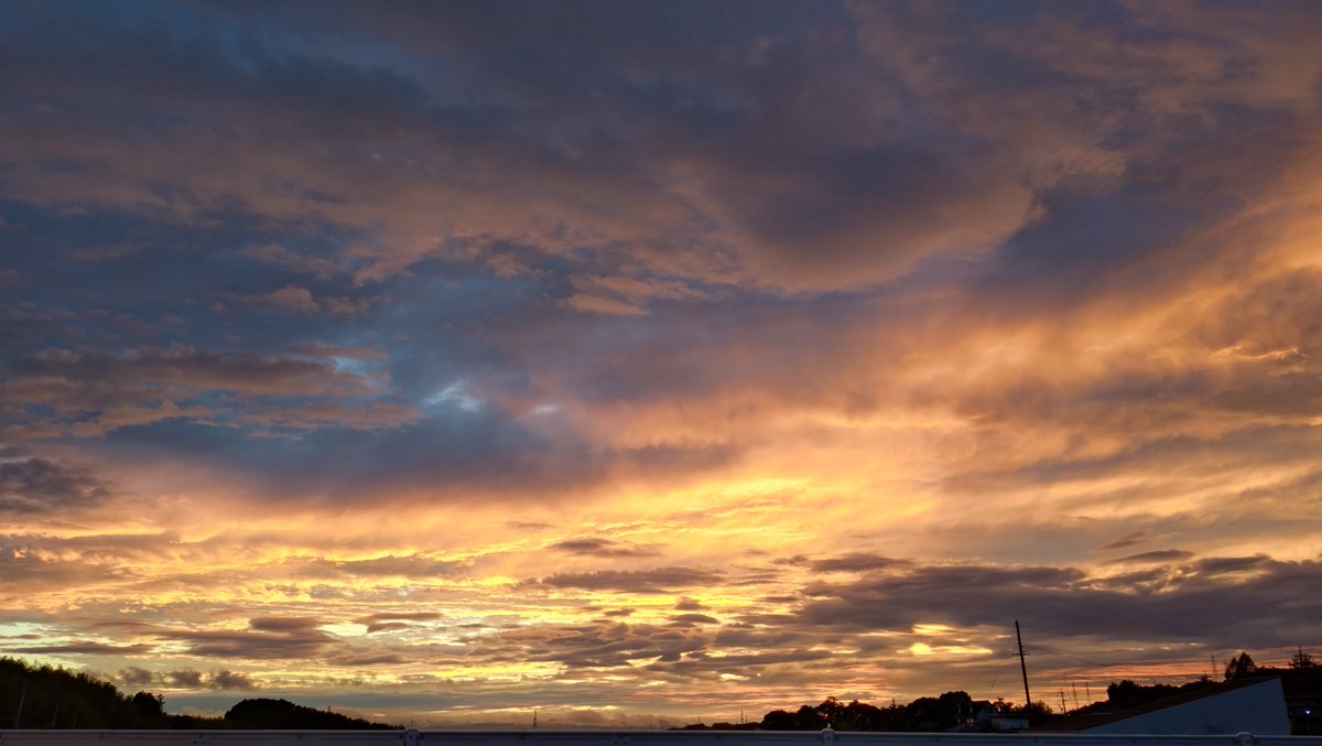 lupinus_lapis's tweet photo. 夕方の空綺麗だなと思ったから撮っちゃった https://t.co/VHmyOq7DBH