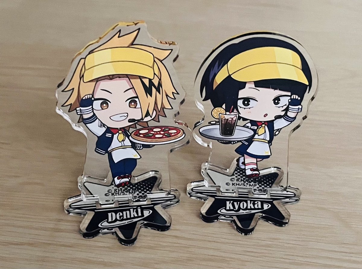 kiwiisss1's tweet photo. I still think it’s so cute that they do the same hand pose https://t.co/qJ8vtEUcjX