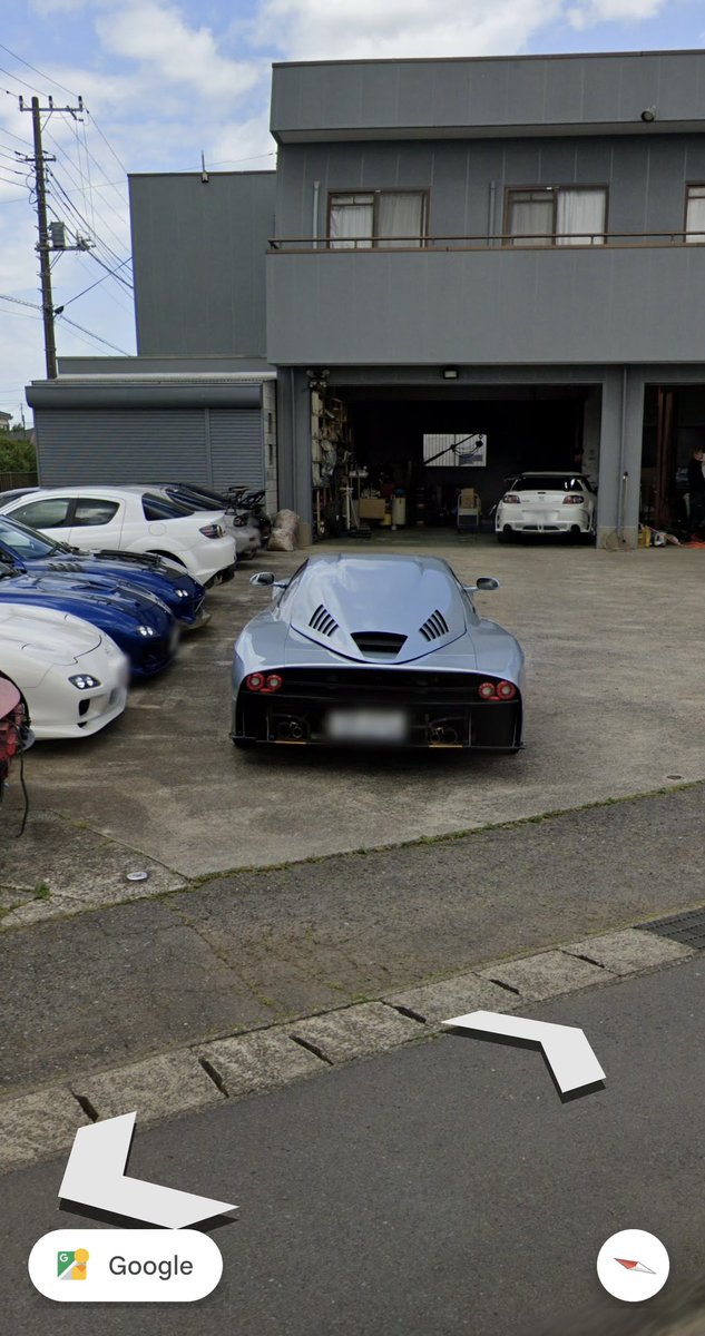 Shrek4C's tweet photo. 「道路沿いの車屋に"後ろがぼってりしたフェラーリ"停まってた」
と聞いてF12かローマか？と思って店の前見たらこれだった
なんだこれ https://t.co/9eQCvVuBWf