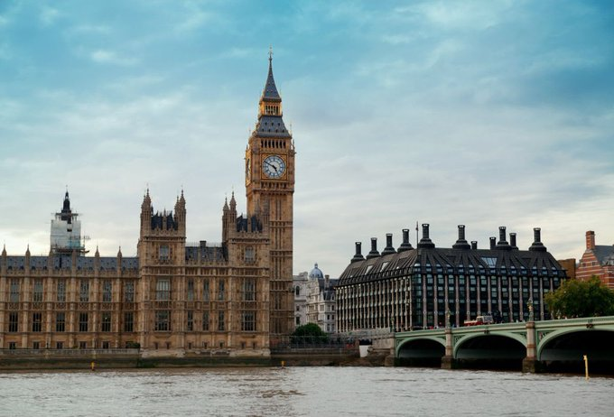 OkhMS2030's tweet photo. 🔴 伦敦房地产价格急剧下跌，尤其是豪宅区🇬🇧🏠
梅菲尔（Mayfair）：同比下跌 50%–60%。
肯辛顿-切尔西（Kensington and Chelsea）：下跌 40%–50%。
贝尔格莱维亚（Belgravia）与威斯敏斯特（Westminster）：下跌 10%。
资本与百万富翁正在撤离伦敦——这座曾经的富豪聚集地——部分当地商铺也纷纷关门停业 https://t.co/mLow6QYeEG