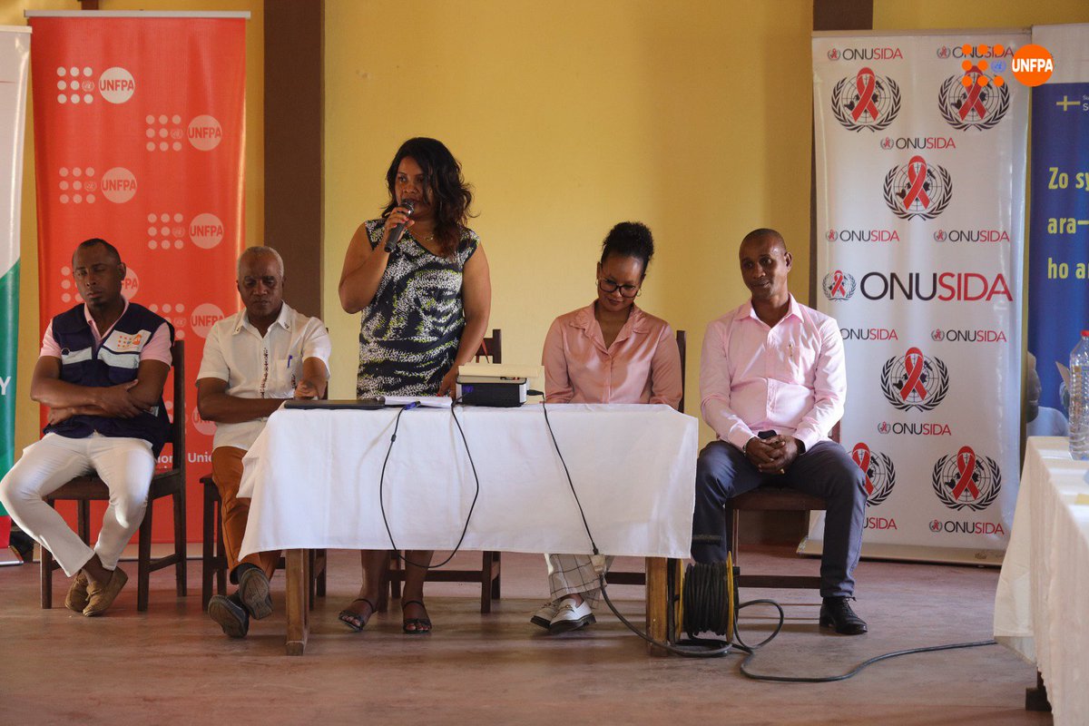 UNFPAMadagascar's tweet photo. 🗣️ What if change started with dialogue ?
In #Mananjary, #2gether4SRHR programme gathered 70+ local leaders & youth to tackle taboos, family planning myths & social norms around reproductive health to ensure #HealthAndRights4All
#SRHR #Youth #FamilyPlanning #NoOneLeftBehind https://t.co/WfwfHrgThk