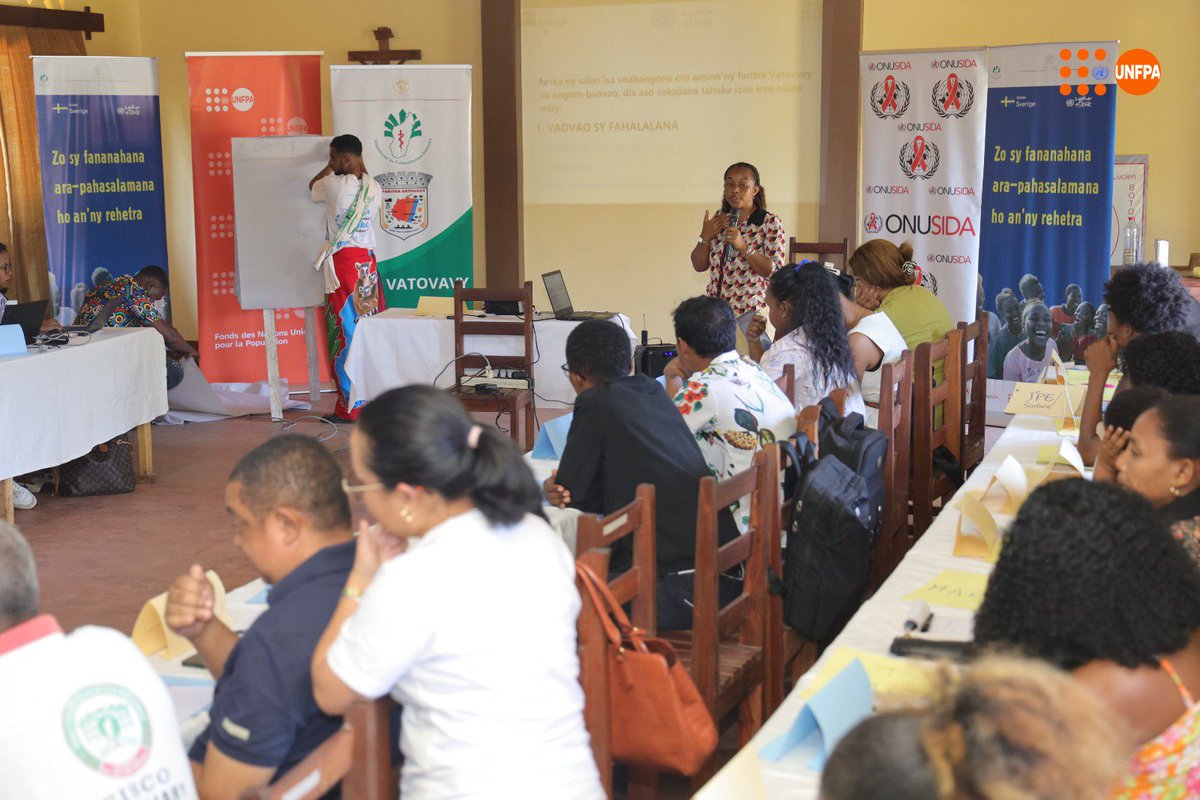 UNFPAMadagascar's tweet photo. 🗣️ What if change started with dialogue ?
In #Mananjary, #2gether4SRHR programme gathered 70+ local leaders & youth to tackle taboos, family planning myths & social norms around reproductive health to ensure #HealthAndRights4All
#SRHR #Youth #FamilyPlanning #NoOneLeftBehind https://t.co/WfwfHrgThk