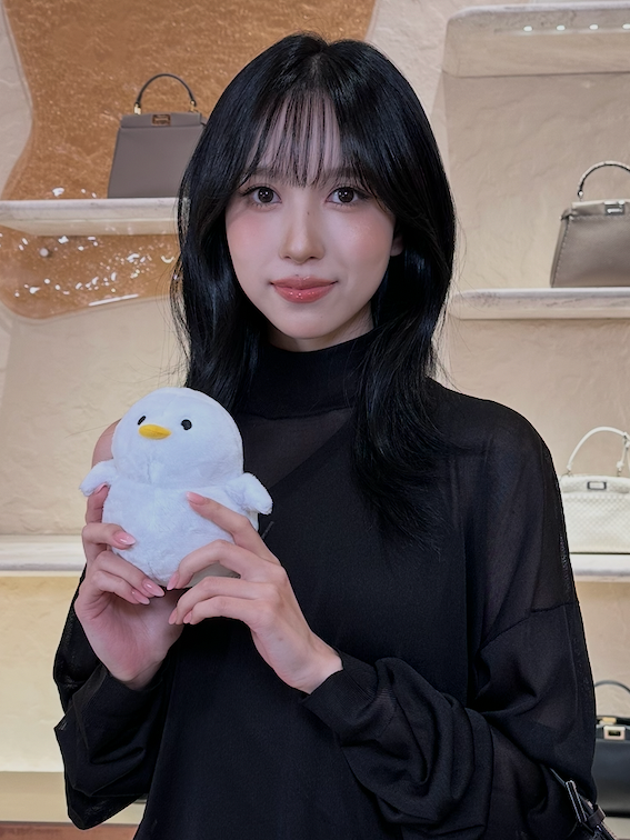 godmitzu's tweet photo. MINA was interviewed for morning Japanese TV programs during her visit to the FENDI store in Milan https://t.co/JwCKsR8eoH