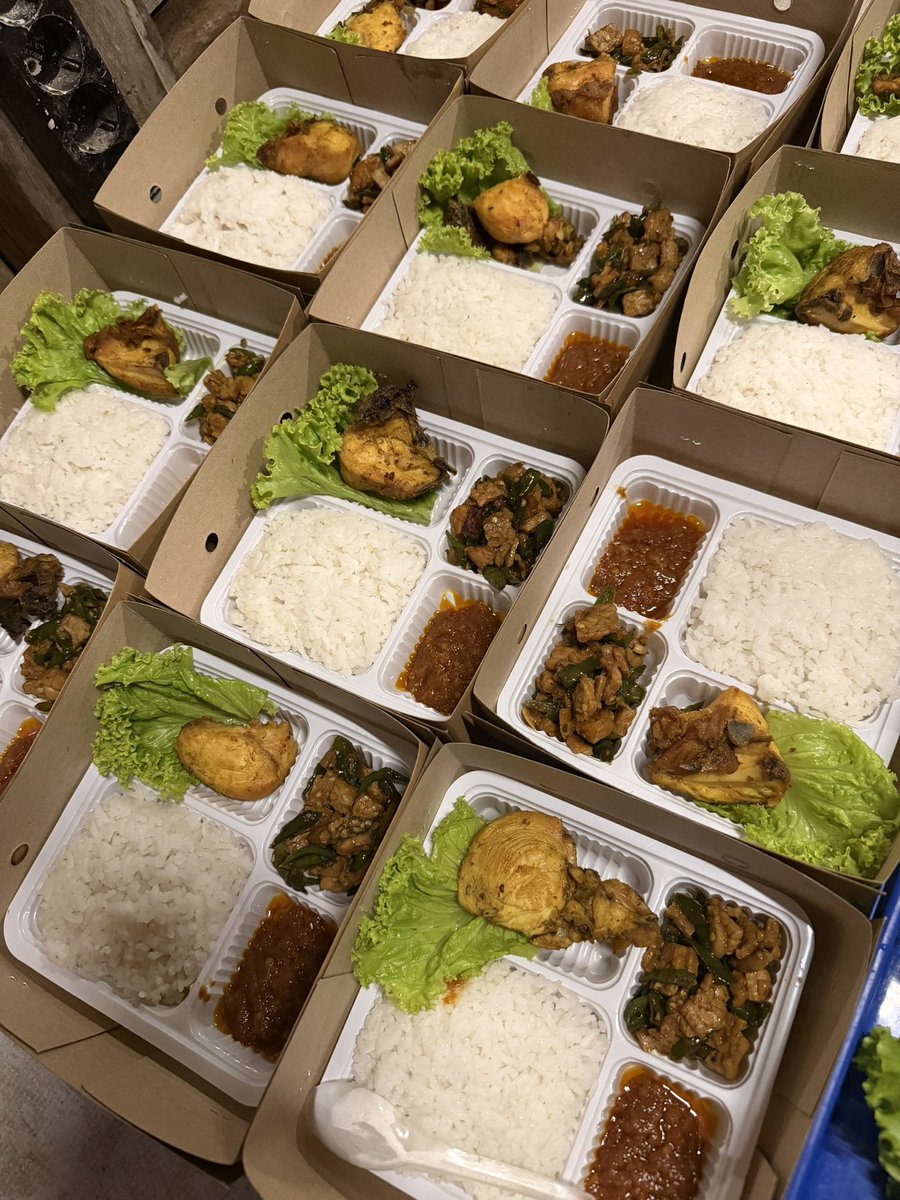 melophhh's tweet photo. Kira2 kalau aku open PO nasi box segini cuma 15 rb ada yg mau engak warga jogja 🥹 https://t.co/IOJoS01EMx