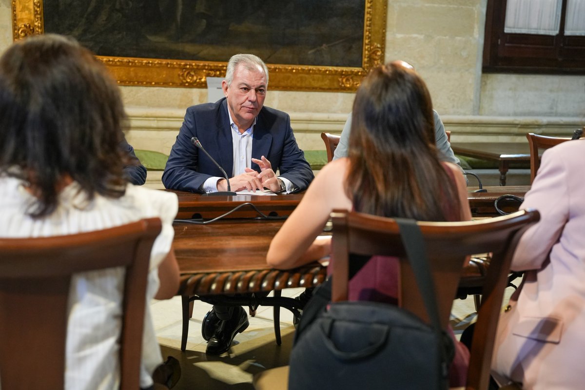 Fina_MartinezG's tweet photo. Reunión de trabajo con @jlsanzalcalde para revisar los proyectos que afectan a la ciudad y hacer seguimiento de las actuaciones en marcha.

La coordinación entre administraciones es clave para avanzar y dar respuesta a las necesidades de #Sevilla. https://t.co/G0c2I7nHP4