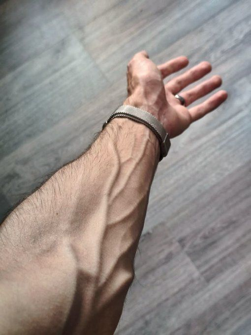 CoachDanCole_'s tweet photo. Signs that your heart is more than good:

1. Very hairy fingers https://t.co/TYIKvRUoVi