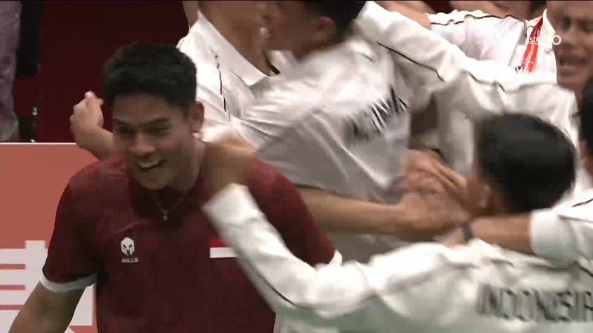 craigansibin's tweet photo. FIRST GOLD MEDAL FOR INDONESIA 🇮🇩!!

🇮🇩 Indonesia defeat 🇨🇳 China 3–2 in the Men's Team Gold Medal Match to claim the Asian Games gold medal! 🥇

Tahniah Indonesia, 28 tahun penantian!

#AsianGames2026