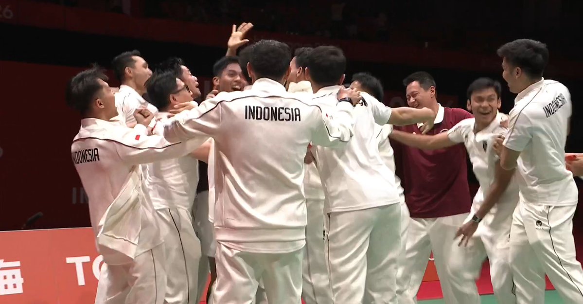 vndlzd's tweet photo. GOLD MEDALL akhirnya 😭 https://t.co/KzlWyjFHhA