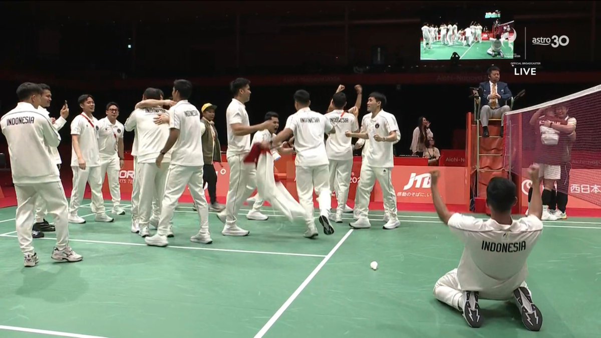 craigansibin's tweet photo. FIRST GOLD MEDAL FOR INDONESIA 🇮🇩!!

🇮🇩 Indonesia defeat 🇨🇳 China 3–2 in the Men's Team Gold Medal Match to claim the Asian Games gold medal! 🥇

Tahniah Indonesia, 28 tahun penantian!

#AsianGames2026