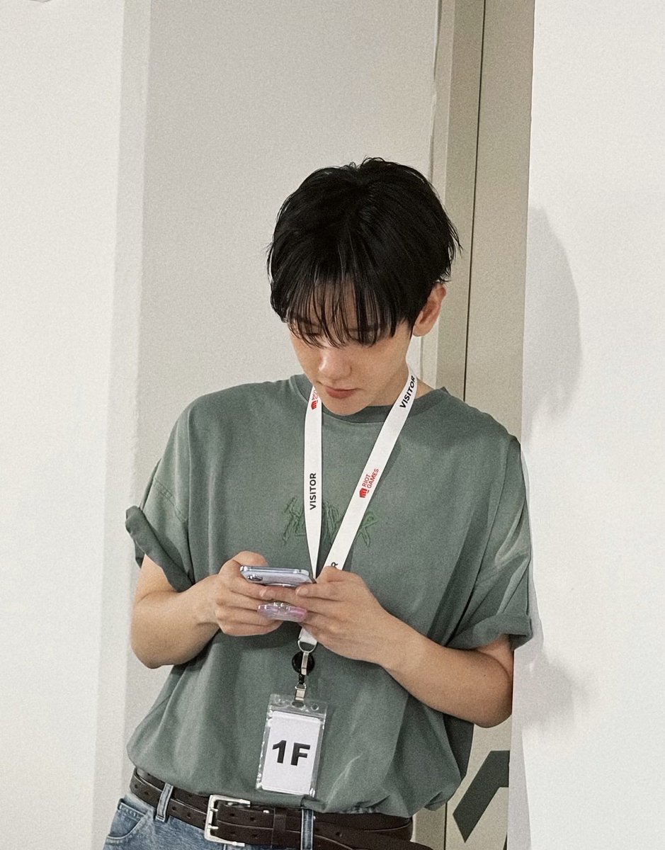 exocrv's tweet photo. kinda ceo and intern core https://t.co/O12eykivzT