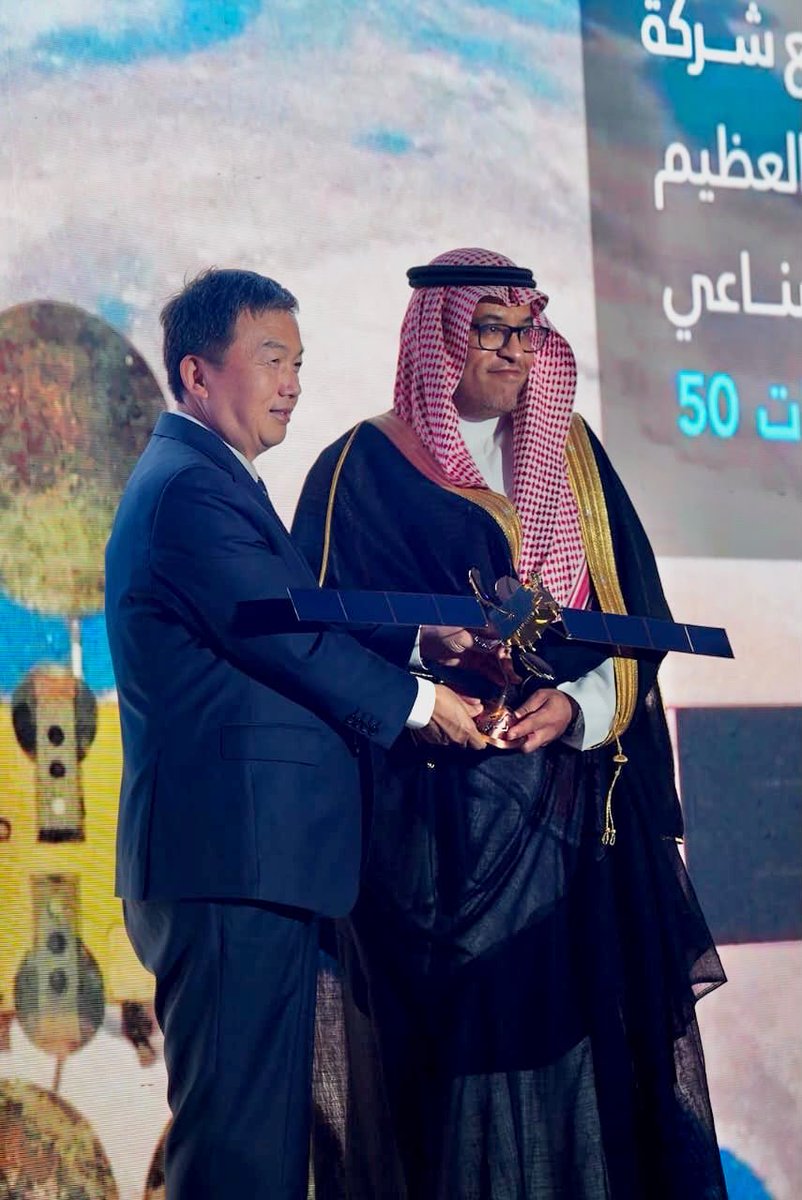 mfalharthi's tweet photo. سعدنا في المهرجان العربي للإذاعة والتلفزيون باستضافة حفل المنظمة العربية للاتصالات الفضائية «عرب سات»، بمناسبة يوبيلها الذهبي ومرور 50 عامًا على تأسيسها، وذلك في مدينة الحمامات بتونس، ضمن فعاليات الدورة الـ26 للمهرجان.
وشهد الحفل حضور سعادة سفير خادم الحرمين الشريفين لدى تونس محمد البريثن، والرئيس التنفيذي لـ«عرب سات» بدر السويدان ورؤساء وفود الدول العربية المشاركة في المهرجان، في مناسبة تستحضر خمسة عقود من مسيرة «عرب سات» ودورها في تطوير قطاع الاتصالات والبث الفضائي في المنطقة العربية. وتم على هامش المناسبة توقيع عقد إطلاق القمر الصناعي الجديد ( عرب سات 50) مع الجانب الصيني.
