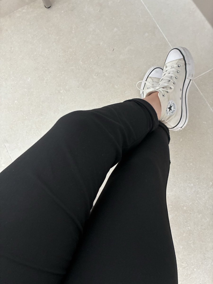 deesseChaa's tweet photo. Au boulot, qui viens sous le bureau me nettoyer les chaussures ?

#findom #financialdomination #soumis #moneyslave https://t.co/yppts3S1Hn