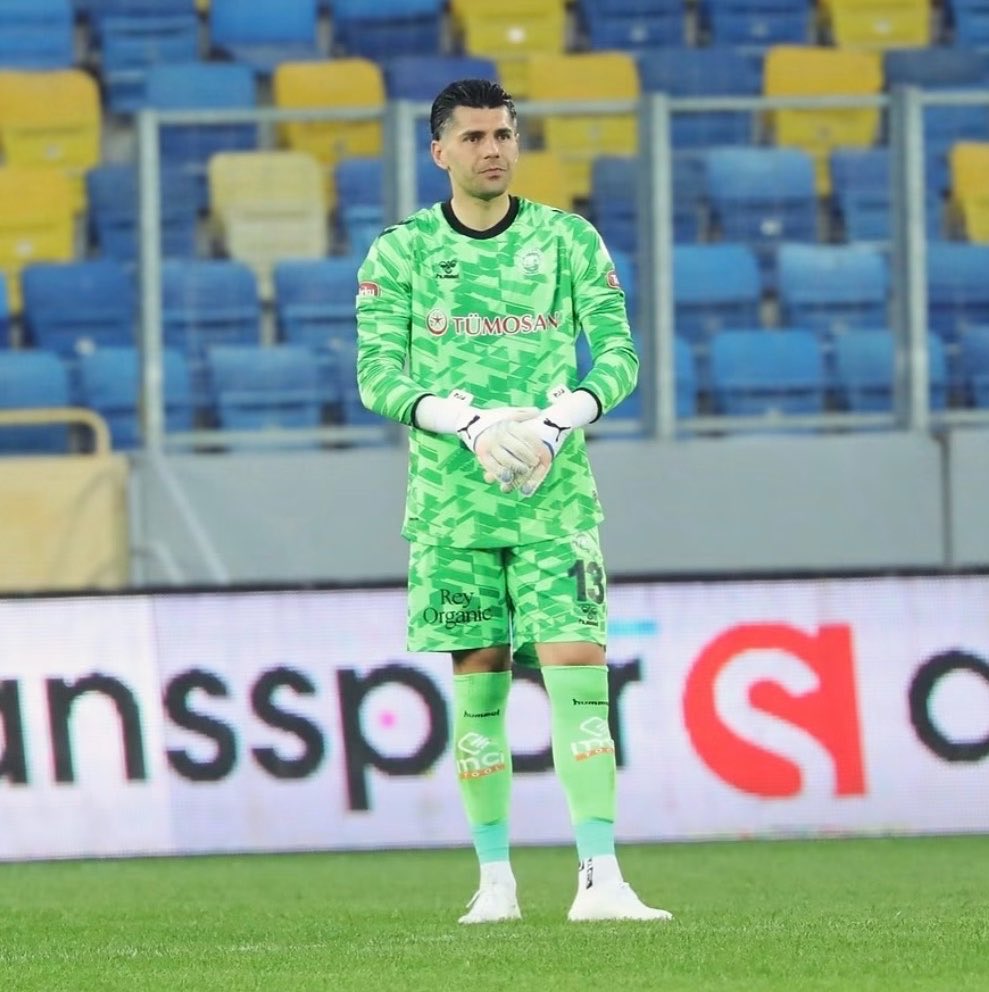 siyahsancakx's tweet photo. ⚫️ Süper Lig’de bazı kalecilerin kurtarış yüzdeleri;

➖ Bahadır Han Güngördü — %92,3 (Konyaspor)
➖ Serhat Öztaşdelen — %82,6 (Kocaelispor)
➖Andre Onana — %81,5 (Trabzonspor)
➖Ederson — %80 (Fenerbahçe)
➖Alexander Nübel — %58,8 (Beşiktaş)
➖Uğurcan Çakır — %50 (Galatasaray) (FotMob)