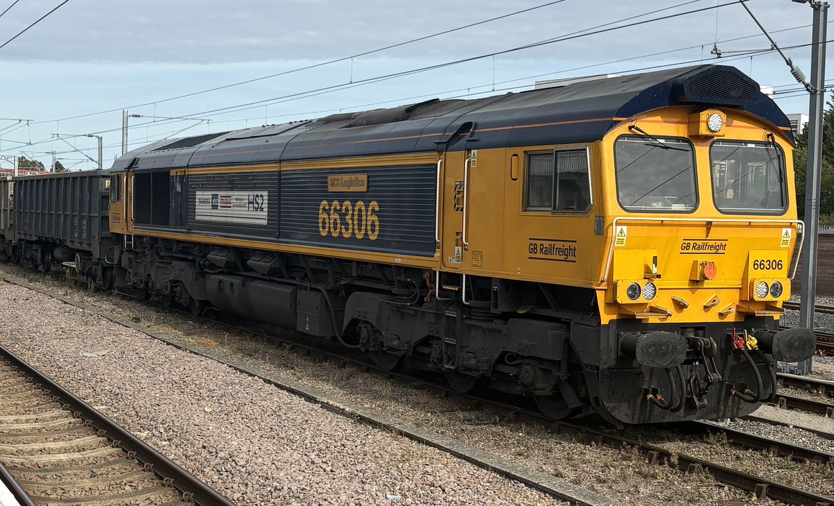 dave987a's tweet photo. 66 306 working #6M06 #Barrington to #Willesden #GBRF it’s returning back to Willesden after carrying spoil for the tunneling for #HS2 https://t.co/tU8BGT8PiD