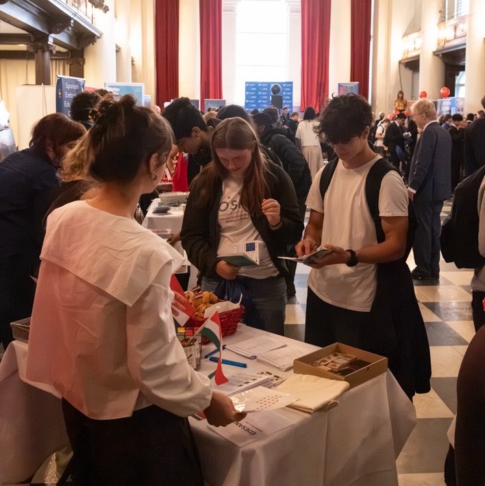 EUdelegationUK's tweet photo. Today we are celebrating the diversity of European languages with 500+ students in London!

With the UK back in Erasmus+, new opportunities to learn languages and connect across Europe will open up from 2027.

Organised with @EPinUK, EU27 embassies &amp; cultural institutes. https://t.co/iyTQGzRxDB