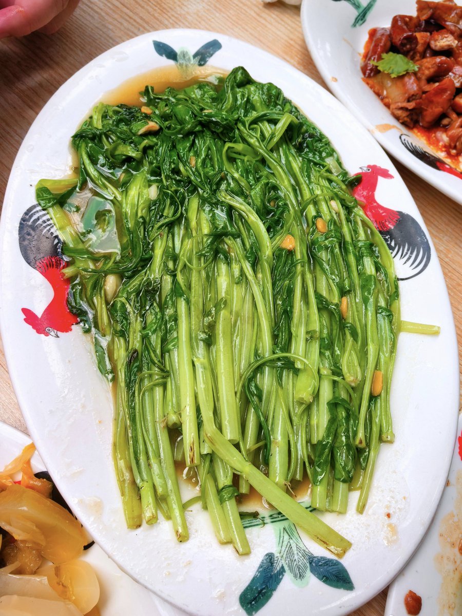 Leiyusun's tweet photo. 在广东吃大排档，一定要点一份青菜，青菜就一定要空心菜，还必须要是蒜蓉炒。如果在潮汕，还必须要加豆酱炒～
一吃一个不吱声😋😋😋 https://t.co/6KPvyZIiya