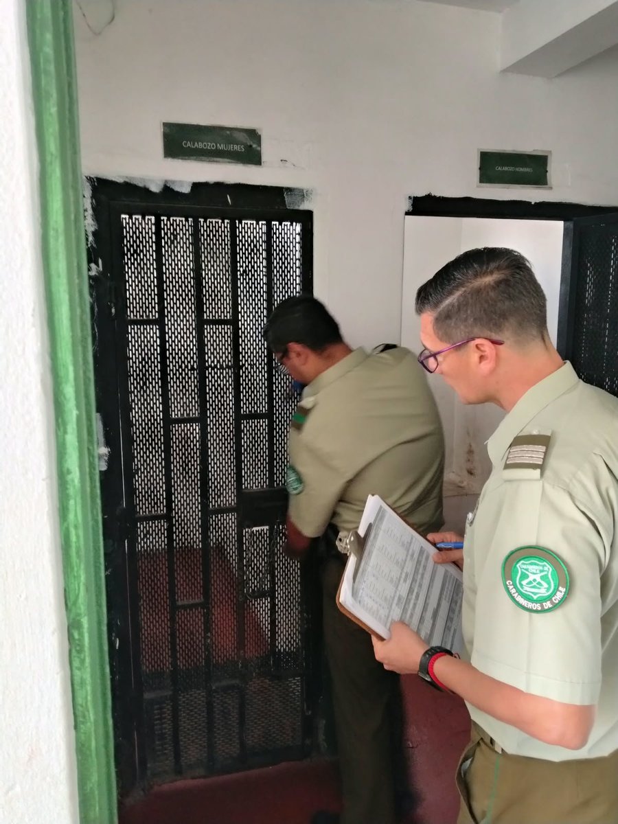 CarabDDHHyFam's tweet photo. Para verificar estándares de derechs humanos en los espacios destinados a la privación de libertad de las personas, Sección Regional de @CarabDDHHyFam #AricayParinacota efectúa visitas técnicas a la 3ra. Comisaría #Arica y 5ta. Comisaría Control de Orden Público. https://t.co/yA4XK1AFWY