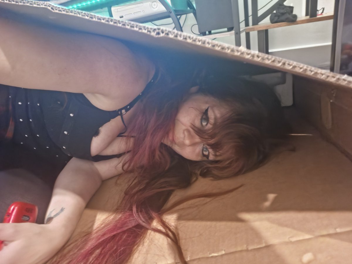 BellaMariePearl's tweet photo. Apparently I come boxed now 📦😏

Handle with care… or don’t. 🖤

#AltGirl #Redhead #Brat #Lingerie https://t.co/xQOlrO7RhT