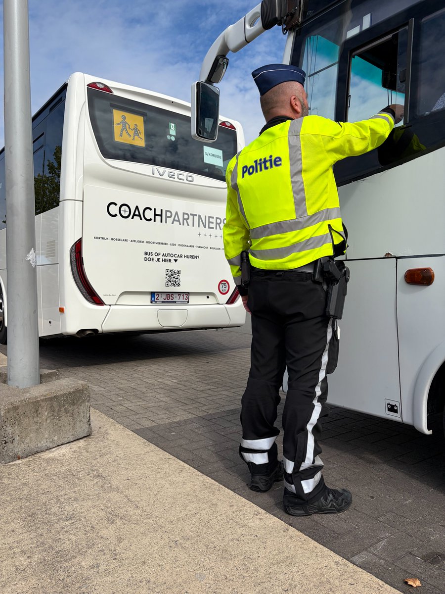 pzvlas's tweet photo. 🚨Gisterenmiddag voerde de onze verkeerspolitie een preventieve controleactie uit op de bussen voor het leerlingenvervoer in het buitengewoon onderwijs uit de regio Kortrijk. Er werd bij de 29 gecontroleerde buschauffeurs geen enkele inbreuk vastgesteld 👍
https://t.co/UTfGKDwtBk https://t.co/yY6tDueLL4