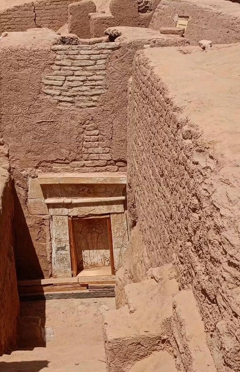 TmanMhmwd6220's tweet photo. مقبرة من العصر الروماني ؛؛الآثار تعلن كشفًا أثريًا جديدًا بمنطقة بئر الشغالة بالواحات الداخلة في الوادي الجديد
🇪🇬🇪🇬🇪🇬🇪🇬🇪🇬🇪🇬🇪🇬🇪🇬🇪🇬🇪🇬🇪🇬 https://t.co/oc3Xksjs8x