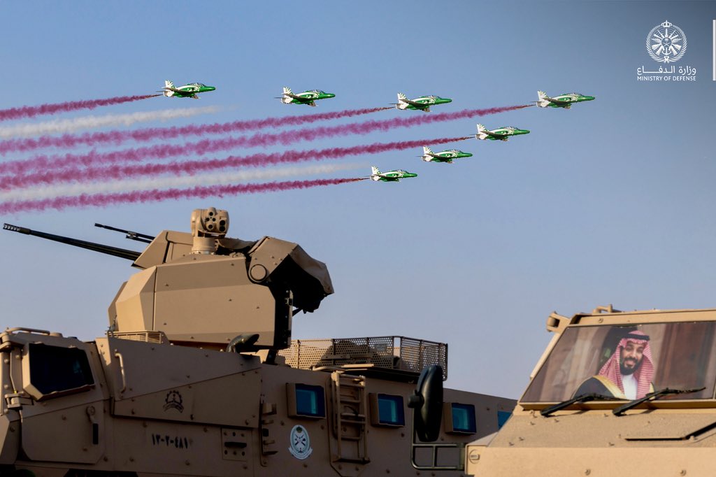 modgovksa's tweet photo. الصقور السعودية .. تحلّق في سماء الرياض بمناسبة #اليوم_الوطني_السعودي. https://t.co/rbDKFBVigf