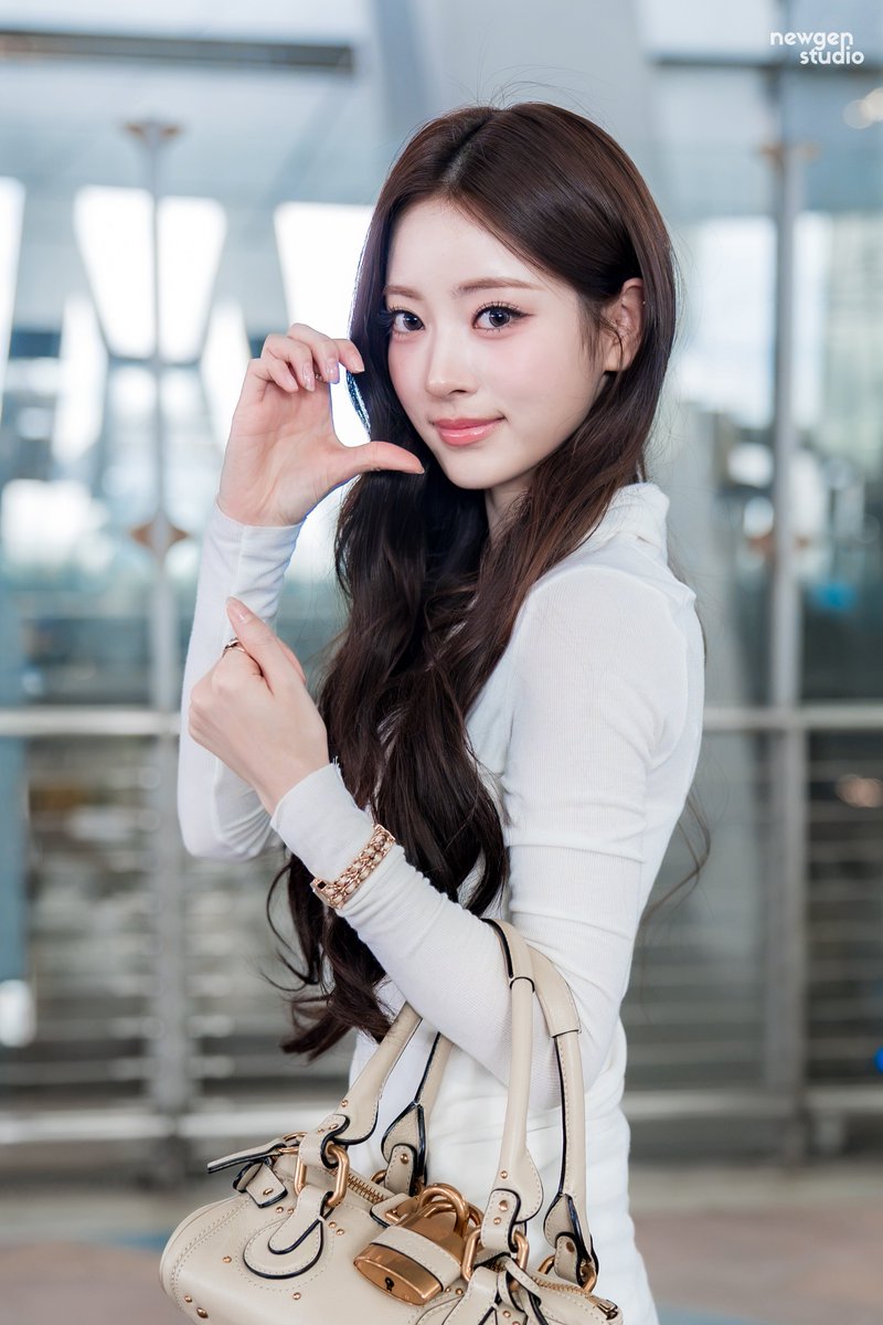Newgenstudio48's tweet photo. 260919 [HQ] BKK ✈️

My daily routine: missing Anna 🤍🪽 (2)

#ANNA #안나
#MEOVV #미야오 https://t.co/Xkyi7KDmdc