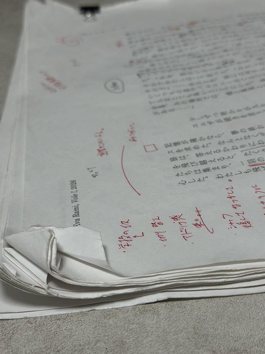 morine_84's tweet photo. 一人芝居『#VOLE!』vol.2
ご来場いただき誠にありがとうございました。
この作品の相手役はお客様でした🤝🏻
赤ちゃん受け取ってくれたり握手したり時間を教えてくれたり、一緒に作品を作っていただき、その瞬間の『VOLE!』が完成しました。☺️
目の前で起こる現象に、正直に反応してくださるお客様。
その温かさとエネルギーに支えられて、楽しく夢のような時間を過ごさせていただきました。
一人芝居とは言うものの1人では決して辿り着けなかった道のりで、演出の水野玲子さん、演奏の津田りつ子さん、MORINE'のチームの皆さん、ご協力してくださった皆様、そして何より観に来てくださるお客様のおかげで無事終えることが出来ました。
いやーー!汗かいた!本当に有酸素運動!
多分上演中3リットルくらい汗かきました!
汗も涙も鼻水も、全て受け入れてくださってありがとうございました。
悩んでもがいて台本と24時間共に過ごしていた期間が、私の人生にとって必要不可欠な時間なのだな、と。
"今"を大切にして、これからも芝居を続けます。
まだまだこの『VOLE!』が続くと信じて。
これからも変わらず大好きな芝居と真摯に向き合って、一生懸命やっていこうと思います。
本当にありがとうございました。