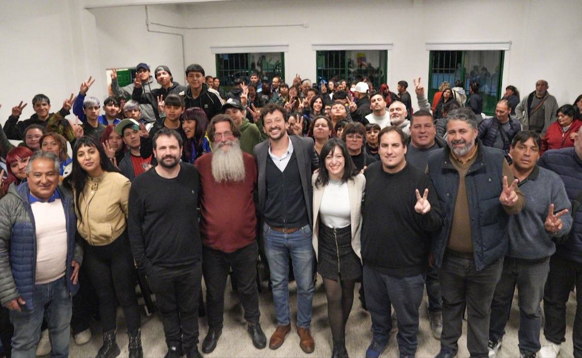 Srefidanza's tweet photo. Compartimos en el @pj_sanmiguel la presentación de “La Política de la Felicidad”, de Nayla Siancha, y “Planificación o Dependencia”, de Nahuel Sosa y Pablo Bercovich, en una jornada de intercambio junto a Eduardo Rinesi y Santiago Fidanza.

Dos libros que abren preguntas sobre el sentido de la política, cómo las decisiones públicas se traducen en la vida cotidiana, cómo pensar políticas que partan de las necesidades concretas de las comunidades y qué herramientas hacen falta para proyectar un desarrollo nacional con una mirada de largo plazo.