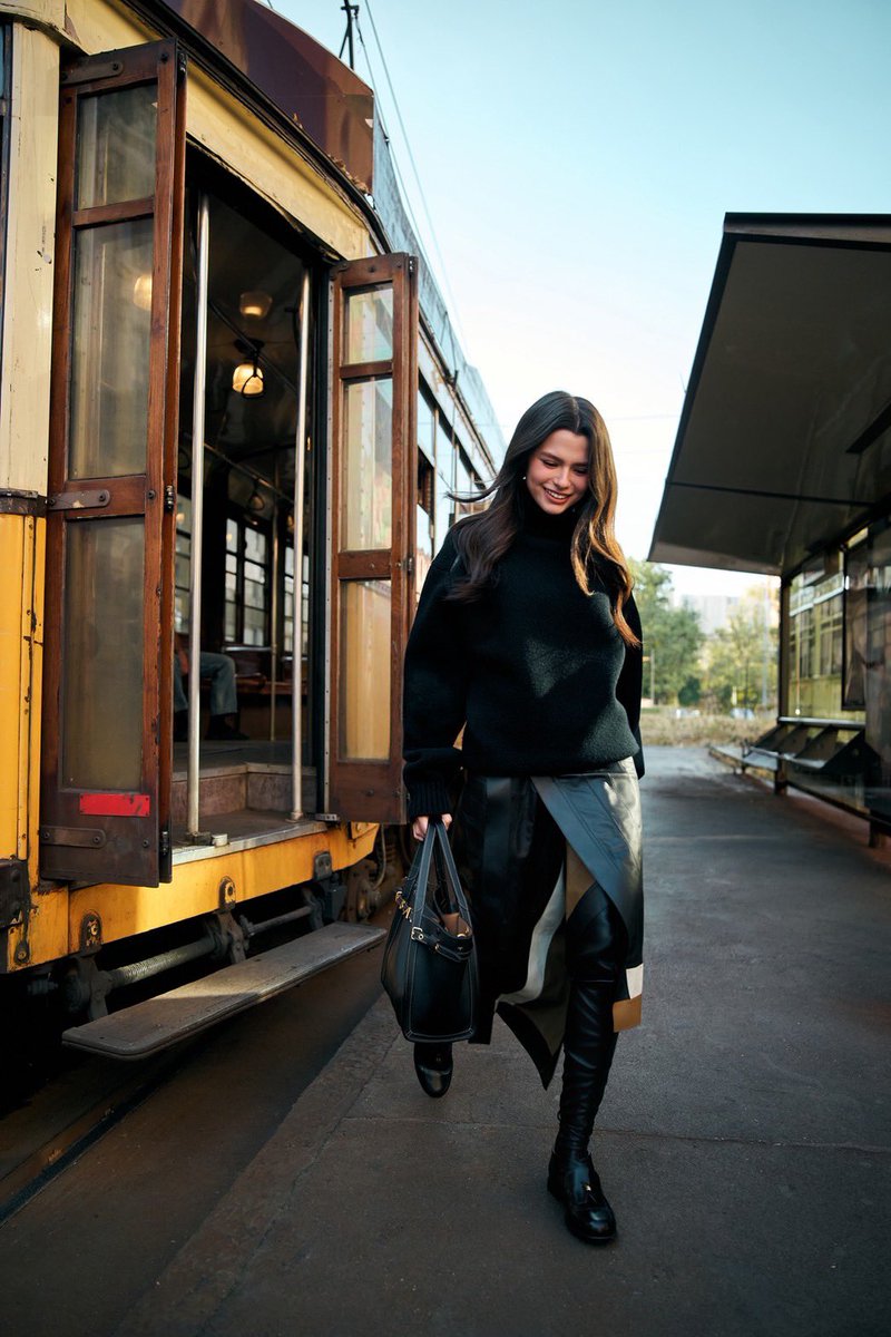 SuperstarnewsTH's tweet photo. เบ็คกี้–รีเบคก้า ถ่ายทอดลุคสุดชิคของ Tod’s ท่ามกลางเสน่ห์แห่งเมืองมิลาน
 ชัดเจนมาก 

#BeckyxMFWTodsSS27
#beckysangels #BeckyArmstrong‌ 

เบ็คกี้–รีเบคก้า (@beccca) แบรนด์แอมบาสเดอร์ของ Tod’s ออกไปสัมผัสเสน่ห์ของมิลาน ก่อนเข้าร่วมชมแฟชั่นโชว์ Tod’s (@tods) คอลเลกชัน Spring/Summer 2027 โดยเบ็คกี้มาในลุคสุดชิคจากคอลเลกชัน Fall/Winter 2026–2027 เติมเต็มลุคด้วยกระเป๋าหนัง T Signature Shopping Bag สีดำคลาสสิก ถ่ายทอดความเรียบหรูร่วมสมัยและงานฝีมืออันประณีตแบบอิตาเลียนอันเป็นเอกลักษณ์ของ Tod’s

ร่วมค้นพบคอลเลกชันผ่านการถ่ายทอดสดในวันศุกร์ที่ 25 กันยายน เวลา 14.30 น. (ตามเวลาประเทศไทย) ทางเว็บไซต์อย่างเป็นทางการของ Tod’s ที่ https://t.co/2Ts478uNX0 และบัญชีอินสตาแกรมทางการของแบรนด์ @tods

#TodsSS27 #Tods #BeckyxMFWTodsSS27
@Tods @mt_matteotamburini