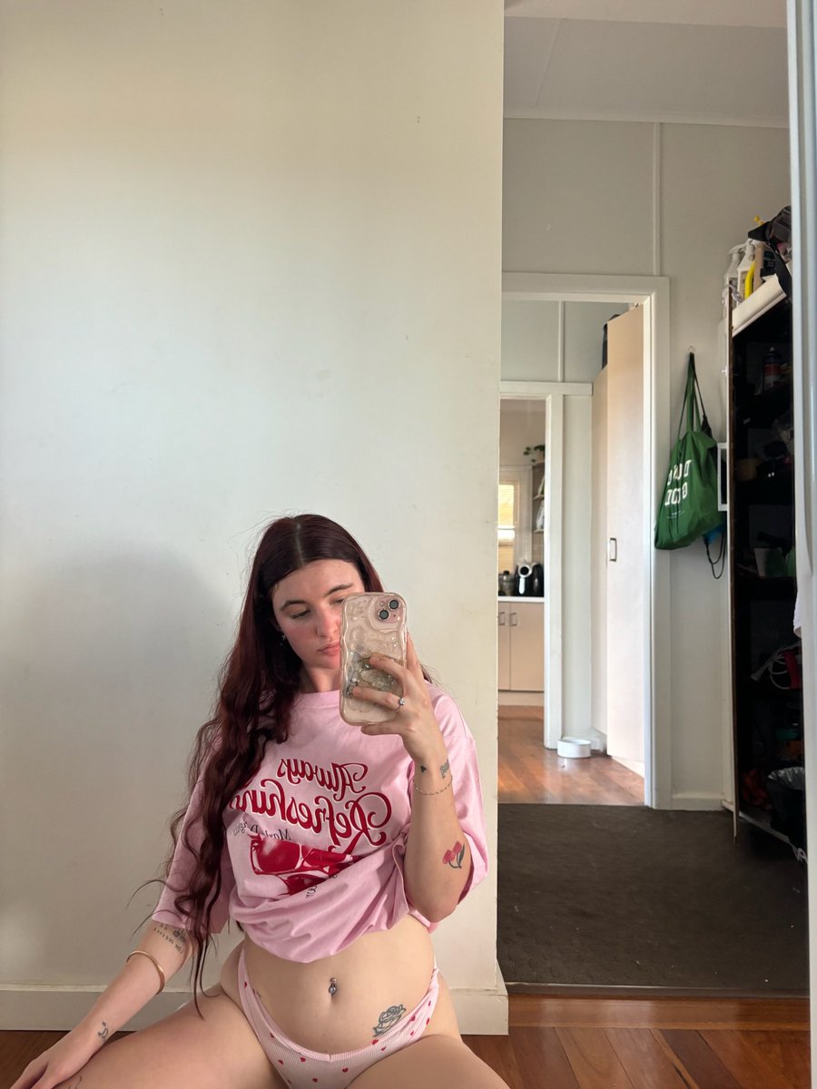 ellaanniexx's tweet photo. me or the new iphone 18? https://t.co/OLaMCmXphR