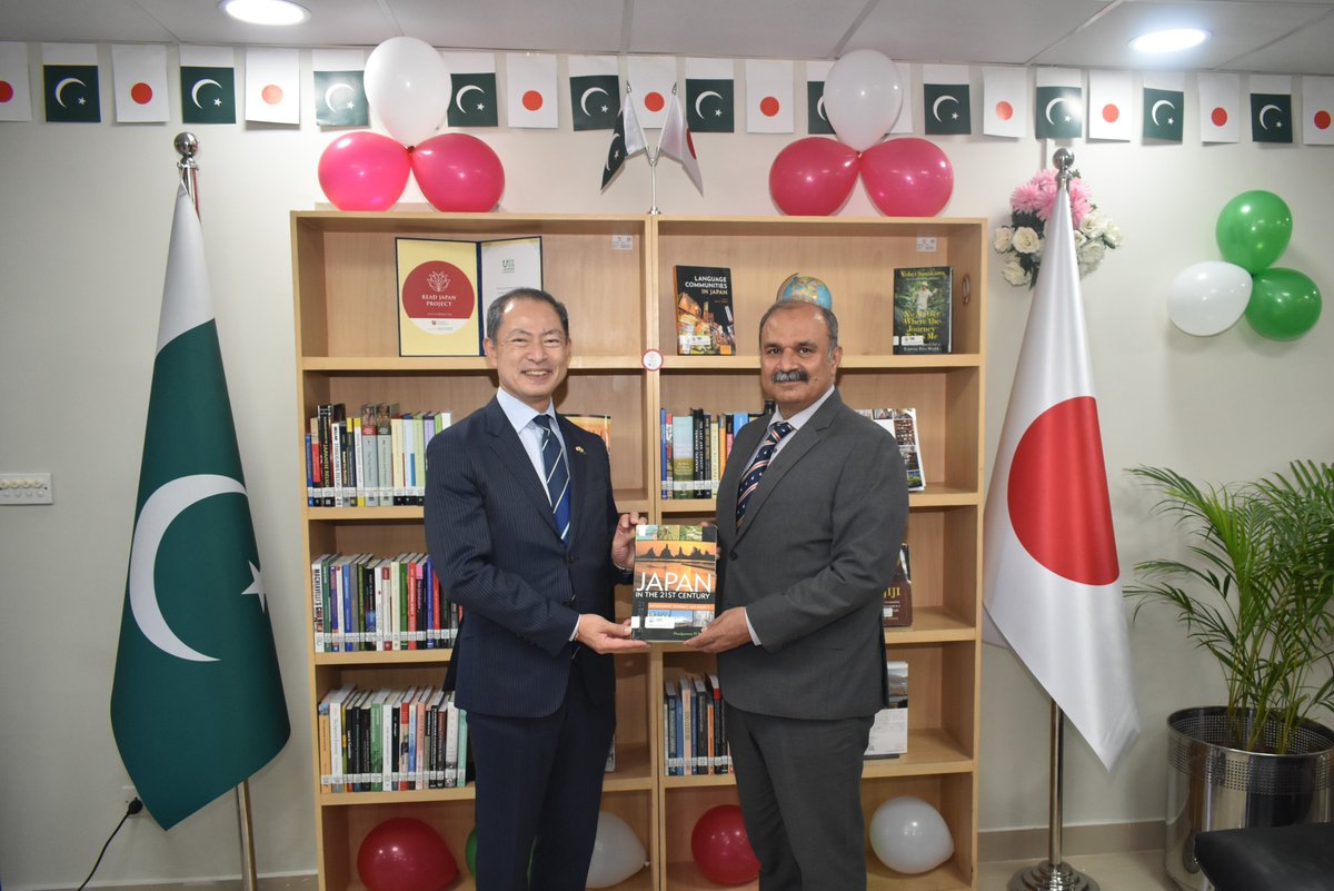 JapaninPak's tweet photo. Approx. 100 books were handed over to the @BahriaOfficial from Amb. AKAMATSU today.
They were selected by the university and donated under the @japan_read .
https://t.co/7PBO1ME3Y3 https://t.co/AZheBEqBVm