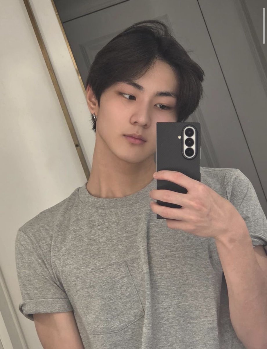 akdmadlsnsk's tweet photo. 이따만큼 큰 링귀걸이 사랑함😽 https://t.co/Br3oLbCiql