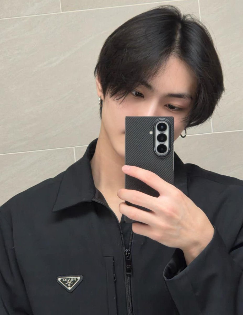 akdmadlsnsk's tweet photo. 이따만큼 큰 링귀걸이 사랑함😽 https://t.co/Br3oLbCiql