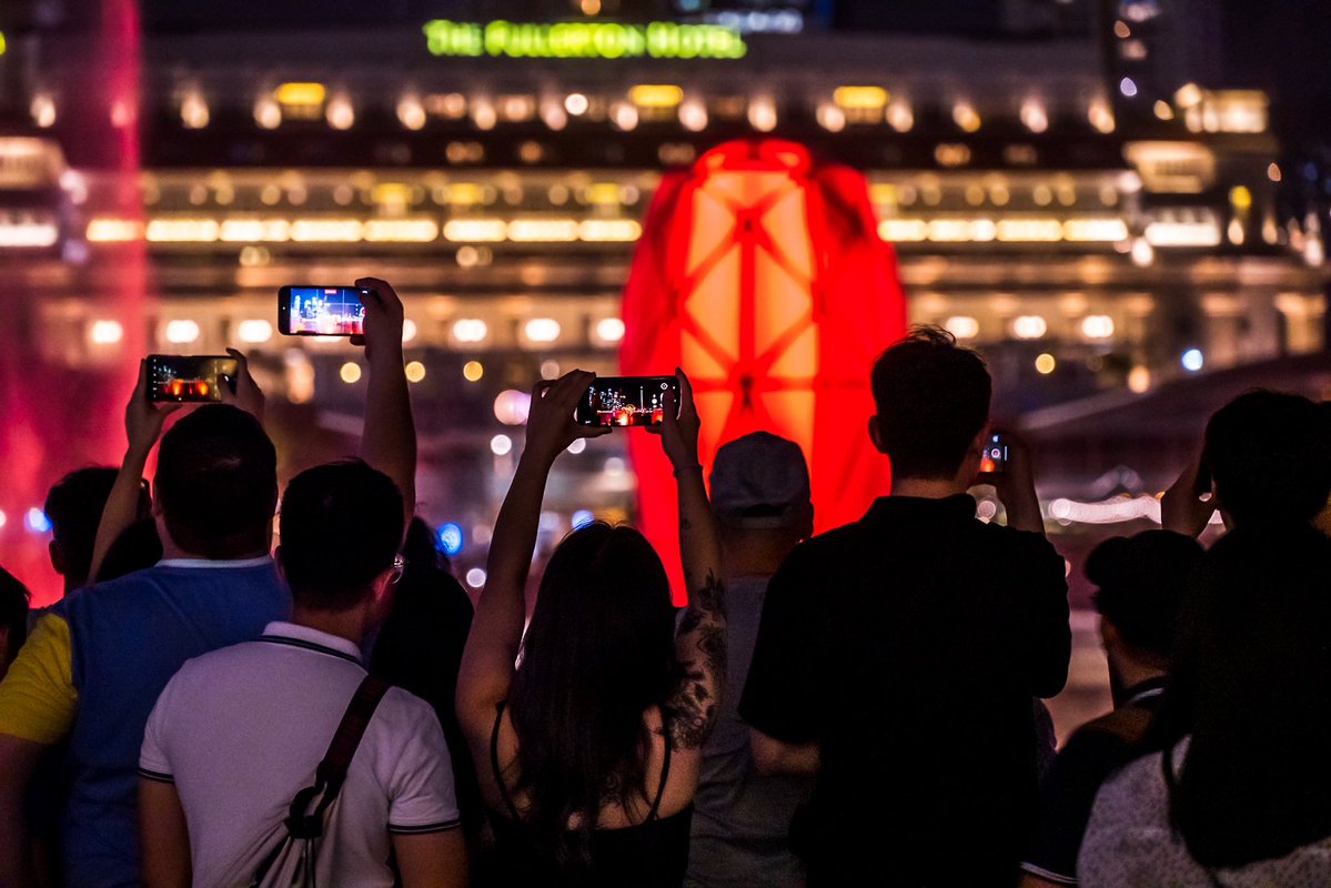 javanng's tweet photo. When the view is this good, everyone’s trying to catch the glow! ✨ You can see The Fullerton Hotel shining in the back, but how many glowing phone screens can you spot in the crowd?

#singapore #citybynight #city_captures #nightphotography #nikonz7ii https://t.co/55XesQimdk
