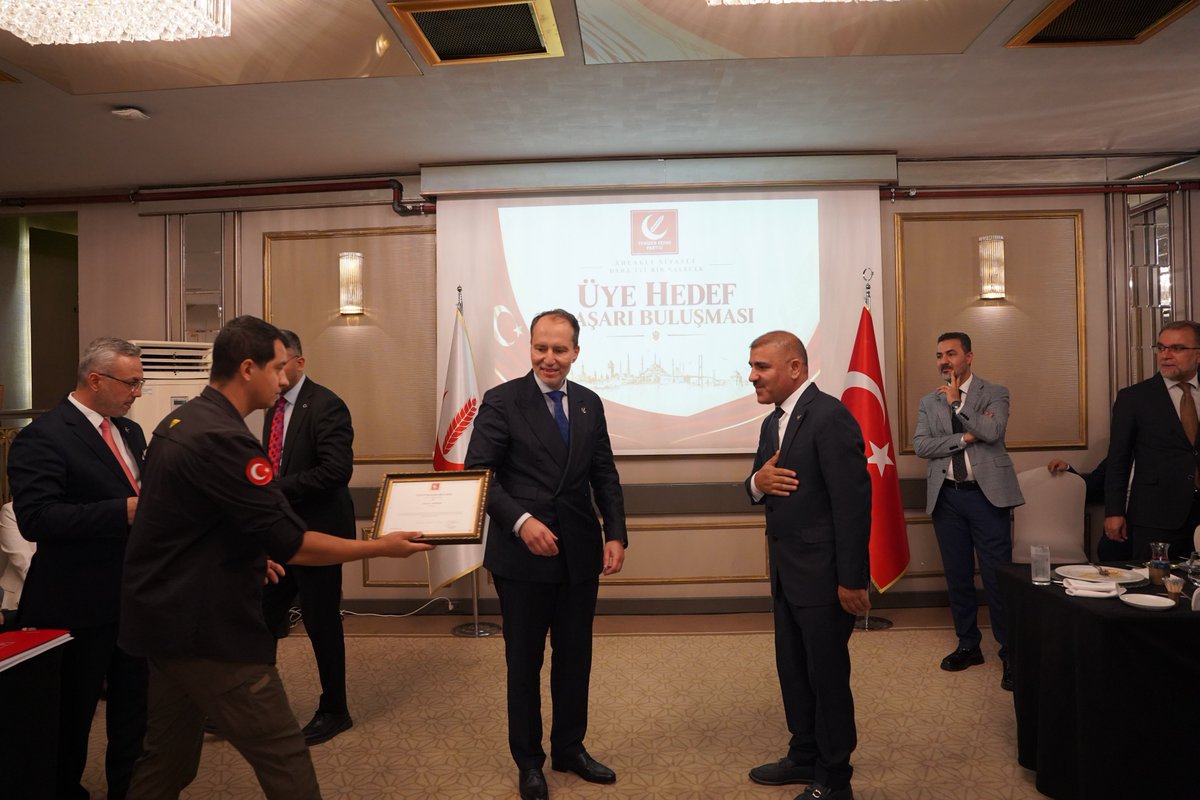 Halittoprakk's tweet photo. Genel Başkanımız Dr. Fatih Erbakan’ın teşrifleriyle gerçekleştirilen “Üye Hedef Başarı Buluşması” programına, Nisan, Mayıs ve Haziran aylarında gerçekleştirilen üye çalışmalarında gösterdiğimiz başarı neticesinde katılım sağladık.

Yeniden Refah Partisi
İl Sorumlusu Halit TOPRAK https://t.co/W2SP2a07JZ
