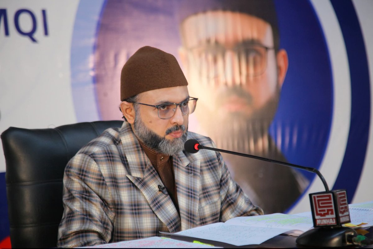 DrHassanQadri's tweet photo. انسان کی اصل پہچان اس کے اخلاق، کردار اور اعمال سے ہوتی ہے: پروفیسر ڈاکٹر حسن محی الدین قادری

لاہور: چیئرمین سپریم کونسل منہاج القرآن انٹرنیشنل پروفیسر ڈاکٹر حسن محی الدین قادری نے کہا ہے کہ عہدہ، ظاہری رعب و دبدبہ، خوبصورتی اور مال و دولت انسان کی قدر و منزلت کا معیار نہیں، بلکہ اس کی اصل پہچان اس کی نیت، اخلاق، کردار اور اعمال سے ہوتی ہے۔ نوجوان دنیا کے ظاہری معیارِ کامیابی کے بجائے اللہ اور اس کے رسول ﷺ کے عطا کردہ اصولوں کو اپنی زندگی کا رہنما بنائیں۔ وہ کالج آف شریعہ اینڈ اسلامک سائنسز، ٹاؤن شپ لاہور کے زیر اہتمام ’’علم کا راستہ‘‘ کے موضوع پر منعقدہ خصوصی فکری نشست سے خطاب کر رہے تھے۔ اس موقع پر انہوں نے علم کے مقصد، کردار سازی، اچھی صحبت اور متوازن شخصیت کی اہمیت پر گفتگو کی۔

پروفیسر ڈاکٹر حسن محی الدین قادری نے کہا کہ اللہ تعالیٰ اور اس کے رسول ﷺ کے نزدیک انسان کی قدر کا تعلق اس کی ظاہری خوبصورتی یا جسمانی وجاہت سے نہیں بلکہ اس کے باطن اور عمل سے ہے۔ اچھی نیت، پاکیزہ دل اور صالح اعمال انسان کی شخصیت کا حقیقی حسن ہیں۔ دنیا میں رائج کامیابی اور اچھائی کے پیمانے ہمیشہ وہ نہیں ہوتے جو اللہ اور اس کے رسول ﷺ کے نزدیک معیارِ فضیلت ہیں۔

انہوں نے کہا کہ انسان کی صورت اس کی ظاہری شناخت ضرور ہے، مگر اس کی قدر و منزلت اس کے سیرت و کردار سے متعین ہوتی ہے۔ والدین اور بزرگوں کی تربیت اور نیک صحبت انسان کی شخصیت سنوارنے میں بنیادی کردار ادا کرتی ہے، اس لیے نوجوانوں کو اپنے دوستوں اور صحبت کے انتخاب میں خصوصی احتیاط کرنی چاہیے۔

انہوں نے کہا کہ تمام انسان بحیثیت مخلوق برابر ہیں، تاہم عظمت اور فضیلت کا تعلق کردار و اخلاق سے ہے۔ جو شخص حسنِ اخلاق، اچھے کردار اور صالح عمل میں آگے ہوگا، وہ اللہ تعالیٰ کے نزدیک زیادہ قابلِ قدر ہوگا۔ انہوں نے کہا کہ انسان کے کردار کی سچائی کا اندازہ اس کے قریب رہنے والوں کے ساتھ ساتھ اس کے مخالفین کے رویے سے بھی ہوتا ہے۔

چیئرمین سپریم کونسل نے کہا کہ اچھی صحبت انسان کی تربیت کے ساتھ اسے اللہ تعالیٰ کی معرفت کی طرف بھی لے جاتی ہے۔ طلبہ تعلیمی اداروں میں محض ڈگری حاصل کرنے کے لیے نہیں بلکہ علم کے ذریعے ایک بہتر انسان بننے کے لیے آتے ہیں۔ اگر تعلیم انسان کے کردار، اخلاق اور عمل میں بہتری پیدا نہ کرے تو اس کی افادیت محدود رہ جاتی ہے۔

انہوں نے کہا کہ اللہ تعالیٰ نے انسان کو بہترین ساخت اور اعتدال کے ساتھ پیدا فرمایا ہے، اس لیے اس کی زندگی کے ہر پہلو میں توازن ضروری ہے۔ اعمال و افعال، جذبات و کیفیات اور قلب و روح کی پاکیزگی و بالیدگی میں اعتدال ہی انسان کو اس کی تخلیق کے حقیقی مقصد کی طرف لے جاتا ہے۔

بعد ازاں پروفیسر ڈاکٹر حسن محی الدین قادری نے کالج آف شریعہ اینڈ اسلامک سائنسز میں آرچری کلب کی افتتاحی تقریب میں شرکت کی اور کلب کا افتتاح کیا۔ انہوں نے طلبہ کے لیے صحت مند اور تعمیری سرگرمیوں کے فروغ کو سراہتے ہوئے کہا کہ علمی تعلیم کے ساتھ جسمانی و ذہنی تربیت بھی طلبہ کی ہمہ جہت شخصیت سازی کے لیے ضروری ہے۔

تقریب میں حاجی عبدالغفور قادری، ڈاکٹر محمد رفیق نجم، سکواڈرن لیڈر (ر) عبدالغفار، نور اللہ صدیقی، ڈاکٹر طاہر محمود چودھری، کرنل (ر) خالد جاوید، قاضی فیض الاسلام، شبیر احمد ملک سمیت فیکلٹی ممبران اور طلبہ نے بڑی تعداد میں شرکت کی۔
