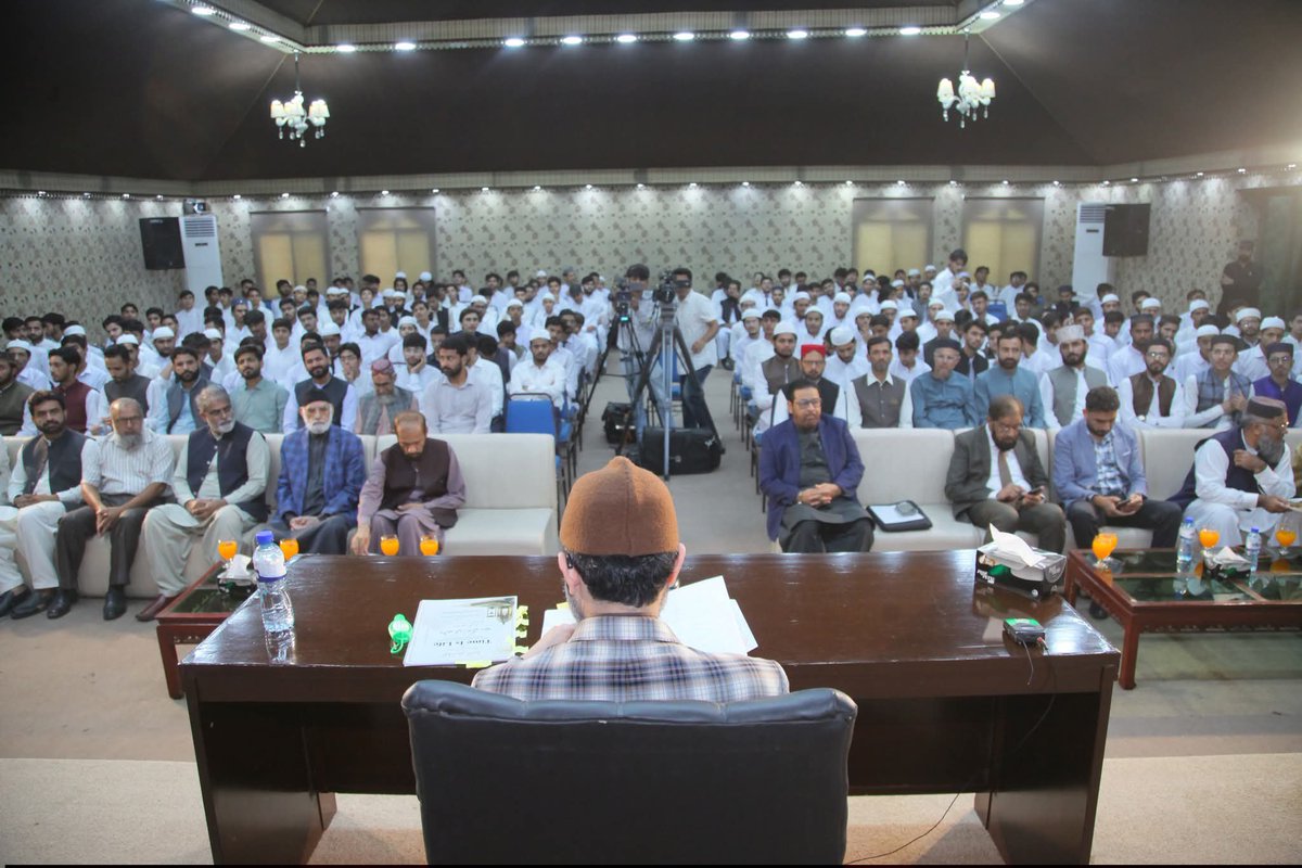 DrHassanQadri's tweet photo. انسان کی اصل پہچان اس کے اخلاق، کردار اور اعمال سے ہوتی ہے: پروفیسر ڈاکٹر حسن محی الدین قادری

لاہور: چیئرمین سپریم کونسل منہاج القرآن انٹرنیشنل پروفیسر ڈاکٹر حسن محی الدین قادری نے کہا ہے کہ عہدہ، ظاہری رعب و دبدبہ، خوبصورتی اور مال و دولت انسان کی قدر و منزلت کا معیار نہیں، بلکہ اس کی اصل پہچان اس کی نیت، اخلاق، کردار اور اعمال سے ہوتی ہے۔ نوجوان دنیا کے ظاہری معیارِ کامیابی کے بجائے اللہ اور اس کے رسول ﷺ کے عطا کردہ اصولوں کو اپنی زندگی کا رہنما بنائیں۔ وہ کالج آف شریعہ اینڈ اسلامک سائنسز، ٹاؤن شپ لاہور کے زیر اہتمام ’’علم کا راستہ‘‘ کے موضوع پر منعقدہ خصوصی فکری نشست سے خطاب کر رہے تھے۔ اس موقع پر انہوں نے علم کے مقصد، کردار سازی، اچھی صحبت اور متوازن شخصیت کی اہمیت پر گفتگو کی۔

پروفیسر ڈاکٹر حسن محی الدین قادری نے کہا کہ اللہ تعالیٰ اور اس کے رسول ﷺ کے نزدیک انسان کی قدر کا تعلق اس کی ظاہری خوبصورتی یا جسمانی وجاہت سے نہیں بلکہ اس کے باطن اور عمل سے ہے۔ اچھی نیت، پاکیزہ دل اور صالح اعمال انسان کی شخصیت کا حقیقی حسن ہیں۔ دنیا میں رائج کامیابی اور اچھائی کے پیمانے ہمیشہ وہ نہیں ہوتے جو اللہ اور اس کے رسول ﷺ کے نزدیک معیارِ فضیلت ہیں۔

انہوں نے کہا کہ انسان کی صورت اس کی ظاہری شناخت ضرور ہے، مگر اس کی قدر و منزلت اس کے سیرت و کردار سے متعین ہوتی ہے۔ والدین اور بزرگوں کی تربیت اور نیک صحبت انسان کی شخصیت سنوارنے میں بنیادی کردار ادا کرتی ہے، اس لیے نوجوانوں کو اپنے دوستوں اور صحبت کے انتخاب میں خصوصی احتیاط کرنی چاہیے۔

انہوں نے کہا کہ تمام انسان بحیثیت مخلوق برابر ہیں، تاہم عظمت اور فضیلت کا تعلق کردار و اخلاق سے ہے۔ جو شخص حسنِ اخلاق، اچھے کردار اور صالح عمل میں آگے ہوگا، وہ اللہ تعالیٰ کے نزدیک زیادہ قابلِ قدر ہوگا۔ انہوں نے کہا کہ انسان کے کردار کی سچائی کا اندازہ اس کے قریب رہنے والوں کے ساتھ ساتھ اس کے مخالفین کے رویے سے بھی ہوتا ہے۔

چیئرمین سپریم کونسل نے کہا کہ اچھی صحبت انسان کی تربیت کے ساتھ اسے اللہ تعالیٰ کی معرفت کی طرف بھی لے جاتی ہے۔ طلبہ تعلیمی اداروں میں محض ڈگری حاصل کرنے کے لیے نہیں بلکہ علم کے ذریعے ایک بہتر انسان بننے کے لیے آتے ہیں۔ اگر تعلیم انسان کے کردار، اخلاق اور عمل میں بہتری پیدا نہ کرے تو اس کی افادیت محدود رہ جاتی ہے۔

انہوں نے کہا کہ اللہ تعالیٰ نے انسان کو بہترین ساخت اور اعتدال کے ساتھ پیدا فرمایا ہے، اس لیے اس کی زندگی کے ہر پہلو میں توازن ضروری ہے۔ اعمال و افعال، جذبات و کیفیات اور قلب و روح کی پاکیزگی و بالیدگی میں اعتدال ہی انسان کو اس کی تخلیق کے حقیقی مقصد کی طرف لے جاتا ہے۔

بعد ازاں پروفیسر ڈاکٹر حسن محی الدین قادری نے کالج آف شریعہ اینڈ اسلامک سائنسز میں آرچری کلب کی افتتاحی تقریب میں شرکت کی اور کلب کا افتتاح کیا۔ انہوں نے طلبہ کے لیے صحت مند اور تعمیری سرگرمیوں کے فروغ کو سراہتے ہوئے کہا کہ علمی تعلیم کے ساتھ جسمانی و ذہنی تربیت بھی طلبہ کی ہمہ جہت شخصیت سازی کے لیے ضروری ہے۔

تقریب میں حاجی عبدالغفور قادری، ڈاکٹر محمد رفیق نجم، سکواڈرن لیڈر (ر) عبدالغفار، نور اللہ صدیقی، ڈاکٹر طاہر محمود چودھری، کرنل (ر) خالد جاوید، قاضی فیض الاسلام، شبیر احمد ملک سمیت فیکلٹی ممبران اور طلبہ نے بڑی تعداد میں شرکت کی۔