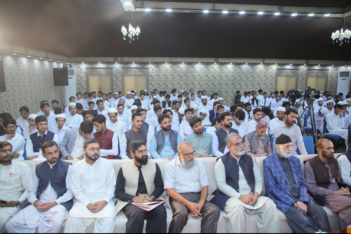 DrHassanQadri's tweet photo. انسان کی اصل پہچان اس کے اخلاق، کردار اور اعمال سے ہوتی ہے: پروفیسر ڈاکٹر حسن محی الدین قادری

لاہور: چیئرمین سپریم کونسل منہاج القرآن انٹرنیشنل پروفیسر ڈاکٹر حسن محی الدین قادری نے کہا ہے کہ عہدہ، ظاہری رعب و دبدبہ، خوبصورتی اور مال و دولت انسان کی قدر و منزلت کا معیار نہیں، بلکہ اس کی اصل پہچان اس کی نیت، اخلاق، کردار اور اعمال سے ہوتی ہے۔ نوجوان دنیا کے ظاہری معیارِ کامیابی کے بجائے اللہ اور اس کے رسول ﷺ کے عطا کردہ اصولوں کو اپنی زندگی کا رہنما بنائیں۔ وہ کالج آف شریعہ اینڈ اسلامک سائنسز، ٹاؤن شپ لاہور کے زیر اہتمام ’’علم کا راستہ‘‘ کے موضوع پر منعقدہ خصوصی فکری نشست سے خطاب کر رہے تھے۔ اس موقع پر انہوں نے علم کے مقصد، کردار سازی، اچھی صحبت اور متوازن شخصیت کی اہمیت پر گفتگو کی۔

پروفیسر ڈاکٹر حسن محی الدین قادری نے کہا کہ اللہ تعالیٰ اور اس کے رسول ﷺ کے نزدیک انسان کی قدر کا تعلق اس کی ظاہری خوبصورتی یا جسمانی وجاہت سے نہیں بلکہ اس کے باطن اور عمل سے ہے۔ اچھی نیت، پاکیزہ دل اور صالح اعمال انسان کی شخصیت کا حقیقی حسن ہیں۔ دنیا میں رائج کامیابی اور اچھائی کے پیمانے ہمیشہ وہ نہیں ہوتے جو اللہ اور اس کے رسول ﷺ کے نزدیک معیارِ فضیلت ہیں۔

انہوں نے کہا کہ انسان کی صورت اس کی ظاہری شناخت ضرور ہے، مگر اس کی قدر و منزلت اس کے سیرت و کردار سے متعین ہوتی ہے۔ والدین اور بزرگوں کی تربیت اور نیک صحبت انسان کی شخصیت سنوارنے میں بنیادی کردار ادا کرتی ہے، اس لیے نوجوانوں کو اپنے دوستوں اور صحبت کے انتخاب میں خصوصی احتیاط کرنی چاہیے۔

انہوں نے کہا کہ تمام انسان بحیثیت مخلوق برابر ہیں، تاہم عظمت اور فضیلت کا تعلق کردار و اخلاق سے ہے۔ جو شخص حسنِ اخلاق، اچھے کردار اور صالح عمل میں آگے ہوگا، وہ اللہ تعالیٰ کے نزدیک زیادہ قابلِ قدر ہوگا۔ انہوں نے کہا کہ انسان کے کردار کی سچائی کا اندازہ اس کے قریب رہنے والوں کے ساتھ ساتھ اس کے مخالفین کے رویے سے بھی ہوتا ہے۔

چیئرمین سپریم کونسل نے کہا کہ اچھی صحبت انسان کی تربیت کے ساتھ اسے اللہ تعالیٰ کی معرفت کی طرف بھی لے جاتی ہے۔ طلبہ تعلیمی اداروں میں محض ڈگری حاصل کرنے کے لیے نہیں بلکہ علم کے ذریعے ایک بہتر انسان بننے کے لیے آتے ہیں۔ اگر تعلیم انسان کے کردار، اخلاق اور عمل میں بہتری پیدا نہ کرے تو اس کی افادیت محدود رہ جاتی ہے۔

انہوں نے کہا کہ اللہ تعالیٰ نے انسان کو بہترین ساخت اور اعتدال کے ساتھ پیدا فرمایا ہے، اس لیے اس کی زندگی کے ہر پہلو میں توازن ضروری ہے۔ اعمال و افعال، جذبات و کیفیات اور قلب و روح کی پاکیزگی و بالیدگی میں اعتدال ہی انسان کو اس کی تخلیق کے حقیقی مقصد کی طرف لے جاتا ہے۔

بعد ازاں پروفیسر ڈاکٹر حسن محی الدین قادری نے کالج آف شریعہ اینڈ اسلامک سائنسز میں آرچری کلب کی افتتاحی تقریب میں شرکت کی اور کلب کا افتتاح کیا۔ انہوں نے طلبہ کے لیے صحت مند اور تعمیری سرگرمیوں کے فروغ کو سراہتے ہوئے کہا کہ علمی تعلیم کے ساتھ جسمانی و ذہنی تربیت بھی طلبہ کی ہمہ جہت شخصیت سازی کے لیے ضروری ہے۔

تقریب میں حاجی عبدالغفور قادری، ڈاکٹر محمد رفیق نجم، سکواڈرن لیڈر (ر) عبدالغفار، نور اللہ صدیقی، ڈاکٹر طاہر محمود چودھری، کرنل (ر) خالد جاوید، قاضی فیض الاسلام، شبیر احمد ملک سمیت فیکلٹی ممبران اور طلبہ نے بڑی تعداد میں شرکت کی۔