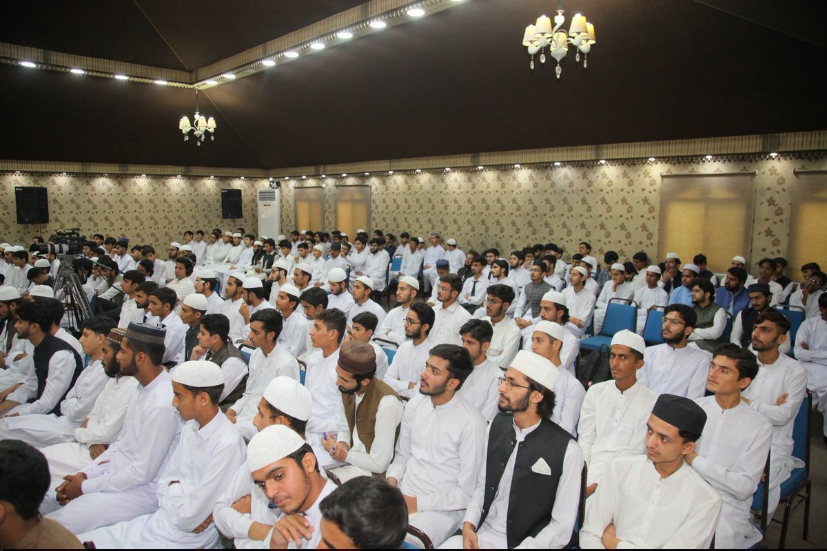 DrHassanQadri's tweet photo. انسان کی اصل پہچان اس کے اخلاق، کردار اور اعمال سے ہوتی ہے: پروفیسر ڈاکٹر حسن محی الدین قادری

لاہور: چیئرمین سپریم کونسل منہاج القرآن انٹرنیشنل پروفیسر ڈاکٹر حسن محی الدین قادری نے کہا ہے کہ عہدہ، ظاہری رعب و دبدبہ، خوبصورتی اور مال و دولت انسان کی قدر و منزلت کا معیار نہیں، بلکہ اس کی اصل پہچان اس کی نیت، اخلاق، کردار اور اعمال سے ہوتی ہے۔ نوجوان دنیا کے ظاہری معیارِ کامیابی کے بجائے اللہ اور اس کے رسول ﷺ کے عطا کردہ اصولوں کو اپنی زندگی کا رہنما بنائیں۔ وہ کالج آف شریعہ اینڈ اسلامک سائنسز، ٹاؤن شپ لاہور کے زیر اہتمام ’’علم کا راستہ‘‘ کے موضوع پر منعقدہ خصوصی فکری نشست سے خطاب کر رہے تھے۔ اس موقع پر انہوں نے علم کے مقصد، کردار سازی، اچھی صحبت اور متوازن شخصیت کی اہمیت پر گفتگو کی۔

پروفیسر ڈاکٹر حسن محی الدین قادری نے کہا کہ اللہ تعالیٰ اور اس کے رسول ﷺ کے نزدیک انسان کی قدر کا تعلق اس کی ظاہری خوبصورتی یا جسمانی وجاہت سے نہیں بلکہ اس کے باطن اور عمل سے ہے۔ اچھی نیت، پاکیزہ دل اور صالح اعمال انسان کی شخصیت کا حقیقی حسن ہیں۔ دنیا میں رائج کامیابی اور اچھائی کے پیمانے ہمیشہ وہ نہیں ہوتے جو اللہ اور اس کے رسول ﷺ کے نزدیک معیارِ فضیلت ہیں۔

انہوں نے کہا کہ انسان کی صورت اس کی ظاہری شناخت ضرور ہے، مگر اس کی قدر و منزلت اس کے سیرت و کردار سے متعین ہوتی ہے۔ والدین اور بزرگوں کی تربیت اور نیک صحبت انسان کی شخصیت سنوارنے میں بنیادی کردار ادا کرتی ہے، اس لیے نوجوانوں کو اپنے دوستوں اور صحبت کے انتخاب میں خصوصی احتیاط کرنی چاہیے۔

انہوں نے کہا کہ تمام انسان بحیثیت مخلوق برابر ہیں، تاہم عظمت اور فضیلت کا تعلق کردار و اخلاق سے ہے۔ جو شخص حسنِ اخلاق، اچھے کردار اور صالح عمل میں آگے ہوگا، وہ اللہ تعالیٰ کے نزدیک زیادہ قابلِ قدر ہوگا۔ انہوں نے کہا کہ انسان کے کردار کی سچائی کا اندازہ اس کے قریب رہنے والوں کے ساتھ ساتھ اس کے مخالفین کے رویے سے بھی ہوتا ہے۔

چیئرمین سپریم کونسل نے کہا کہ اچھی صحبت انسان کی تربیت کے ساتھ اسے اللہ تعالیٰ کی معرفت کی طرف بھی لے جاتی ہے۔ طلبہ تعلیمی اداروں میں محض ڈگری حاصل کرنے کے لیے نہیں بلکہ علم کے ذریعے ایک بہتر انسان بننے کے لیے آتے ہیں۔ اگر تعلیم انسان کے کردار، اخلاق اور عمل میں بہتری پیدا نہ کرے تو اس کی افادیت محدود رہ جاتی ہے۔

انہوں نے کہا کہ اللہ تعالیٰ نے انسان کو بہترین ساخت اور اعتدال کے ساتھ پیدا فرمایا ہے، اس لیے اس کی زندگی کے ہر پہلو میں توازن ضروری ہے۔ اعمال و افعال، جذبات و کیفیات اور قلب و روح کی پاکیزگی و بالیدگی میں اعتدال ہی انسان کو اس کی تخلیق کے حقیقی مقصد کی طرف لے جاتا ہے۔

بعد ازاں پروفیسر ڈاکٹر حسن محی الدین قادری نے کالج آف شریعہ اینڈ اسلامک سائنسز میں آرچری کلب کی افتتاحی تقریب میں شرکت کی اور کلب کا افتتاح کیا۔ انہوں نے طلبہ کے لیے صحت مند اور تعمیری سرگرمیوں کے فروغ کو سراہتے ہوئے کہا کہ علمی تعلیم کے ساتھ جسمانی و ذہنی تربیت بھی طلبہ کی ہمہ جہت شخصیت سازی کے لیے ضروری ہے۔

تقریب میں حاجی عبدالغفور قادری، ڈاکٹر محمد رفیق نجم، سکواڈرن لیڈر (ر) عبدالغفار، نور اللہ صدیقی، ڈاکٹر طاہر محمود چودھری، کرنل (ر) خالد جاوید، قاضی فیض الاسلام، شبیر احمد ملک سمیت فیکلٹی ممبران اور طلبہ نے بڑی تعداد میں شرکت کی۔