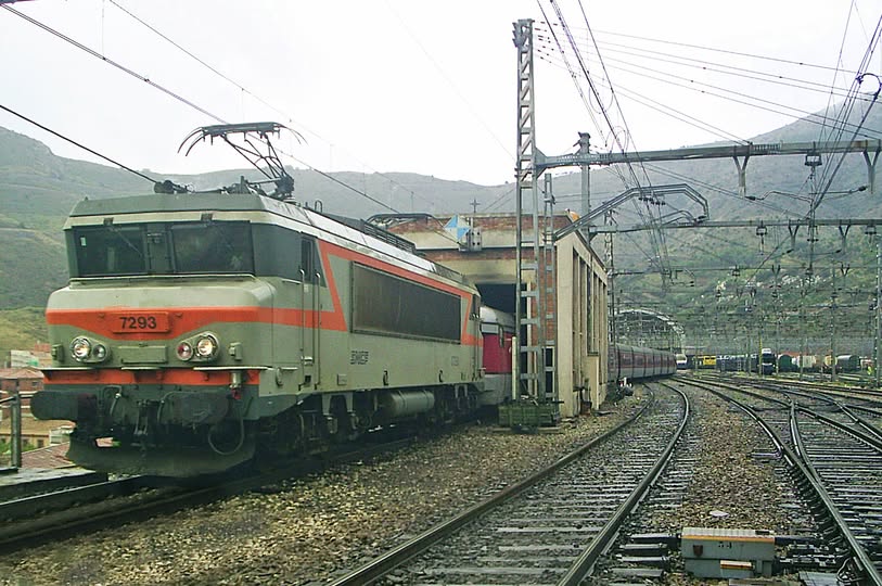 enric_marc's tweet photo. El Catalán Talgo con la locomotora 7293 de la SNCF pasando por el intercambiador de Portbou el 13 de octubre de 2003 foto de Jaime Martí  #renfe #sncf #locomotora #talgo #catalántalgo #portbou #tren #trenni #train https://t.co/MS7IBaP0FR