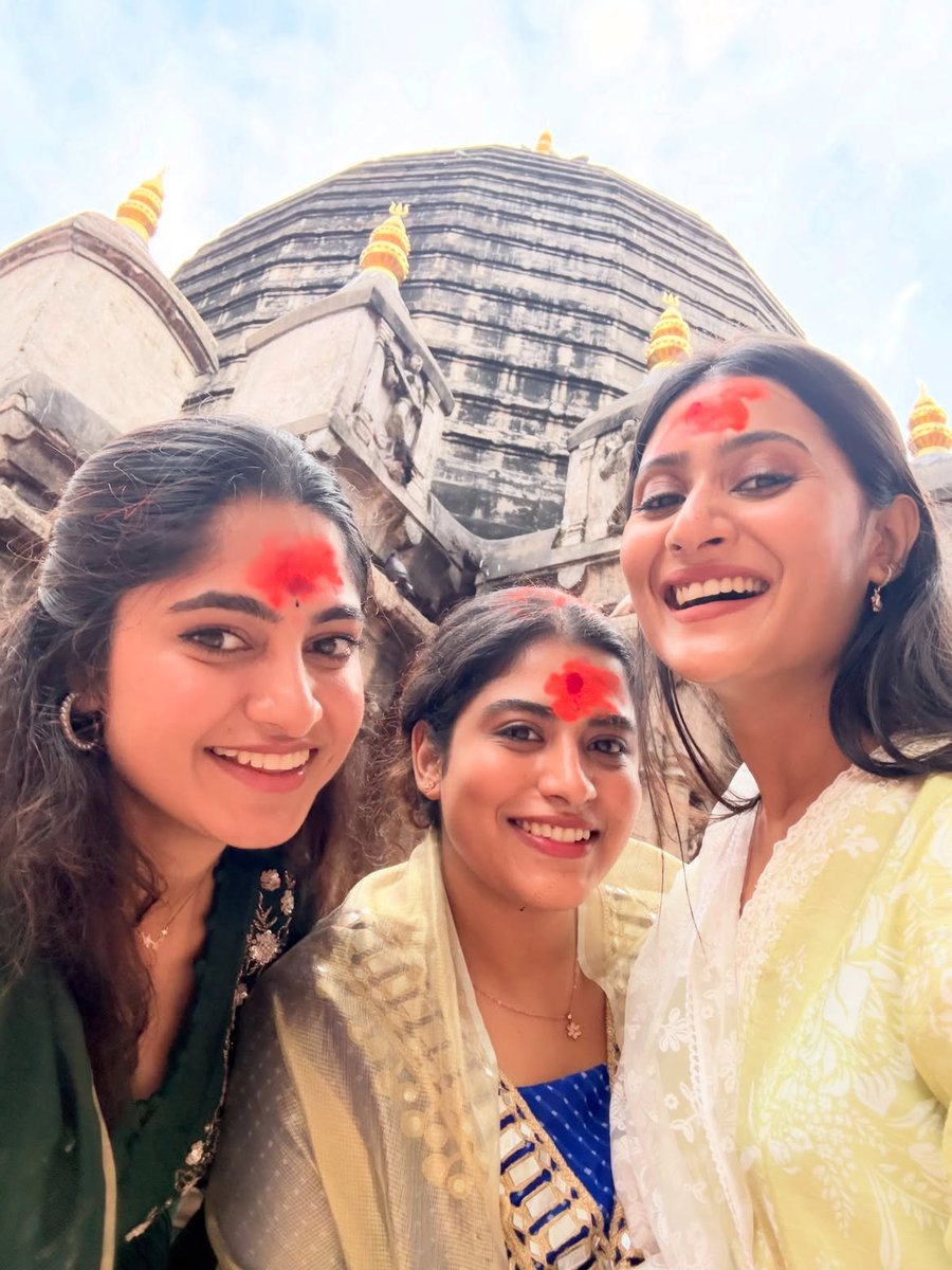 Chittaramedia's tweet photo. ಕಾಮಾಕ್ಯ ದೇವಸ್ಥಾನಕ್ಕೆ ನಟಿ ಅಮೃತಾ ಅಯ್ಯಂಗರ್, ಖುಷಿ ರವಿ, ಅರ್ಚನಾ ಕೊಟ್ಟಿಗೆ ಭೇಟಿ

Assam Kamakhya Temple, Amrutha Iyengar, Khushi Ravi, Archana Kottige,Kannada Actresses,

#KamakhyaTemple #AmruthaIyengar #KhushiRavi #ArchanaKottige #KannadaActress #Sandalwood https://t.co/LENCv0TVhz