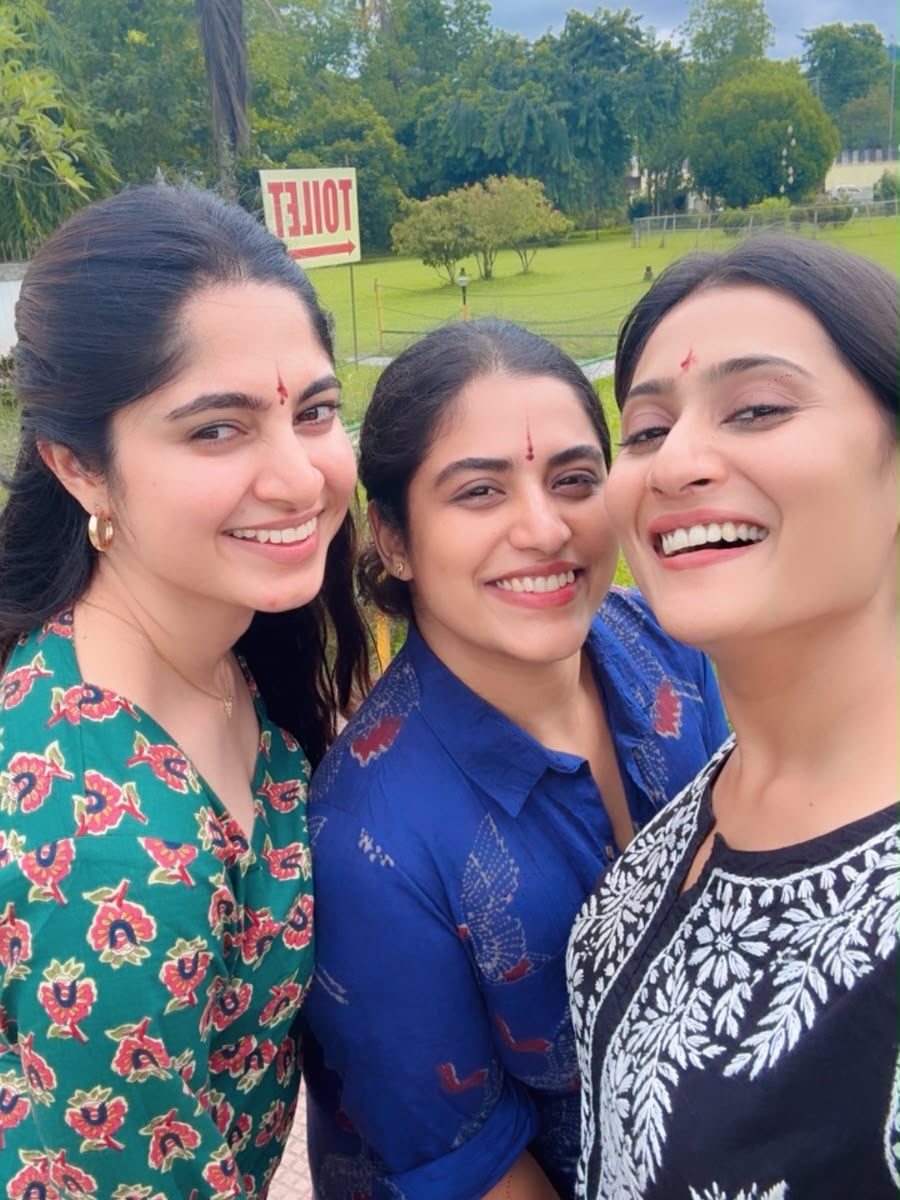 Chittaramedia's tweet photo. ಕಾಮಾಕ್ಯ ದೇವಸ್ಥಾನಕ್ಕೆ ನಟಿ ಅಮೃತಾ ಅಯ್ಯಂಗರ್, ಖುಷಿ ರವಿ, ಅರ್ಚನಾ ಕೊಟ್ಟಿಗೆ ಭೇಟಿ

Assam Kamakhya Temple, Amrutha Iyengar, Khushi Ravi, Archana Kottige,Kannada Actresses,

#KamakhyaTemple #AmruthaIyengar #KhushiRavi #ArchanaKottige #KannadaActress #Sandalwood https://t.co/LENCv0TVhz
