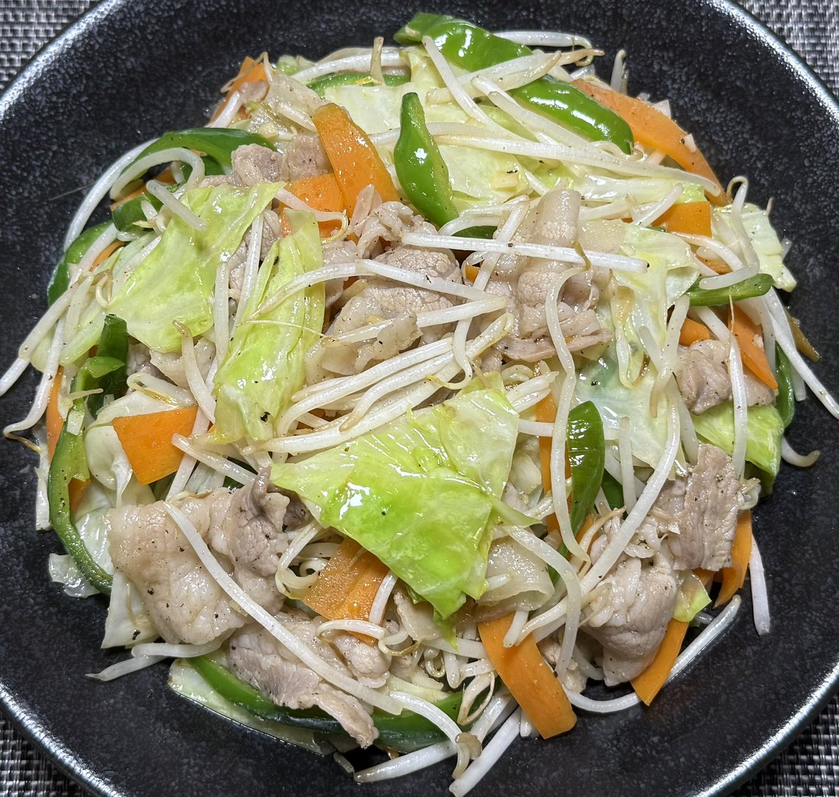 Chaochaobaobao's tweet photo. 今夜の一品♪

至高の肉野菜炒め
リュウジのバズレシピ
#料理好きな人と繋がりたい #おうちごはん https://t.co/hGGfLvaPyu
