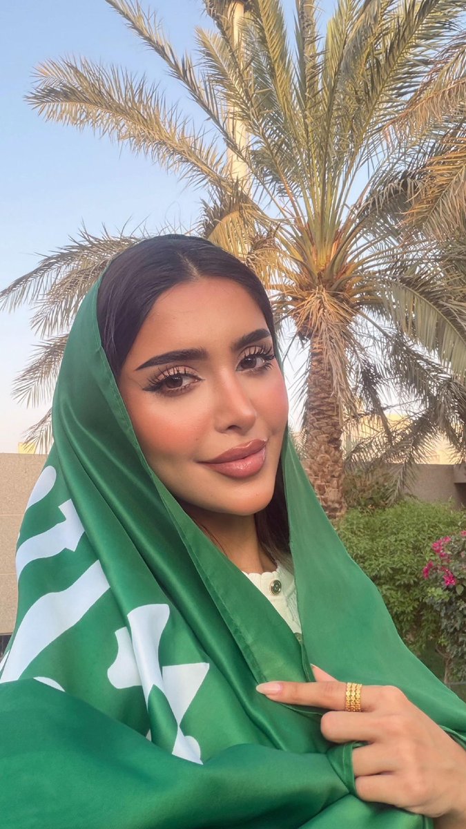 GlowLikeOphelia's tweet photo. كـامـلـة الأوصـاف شــادن❕💚💚 https://t.co/R5L2grbrdT