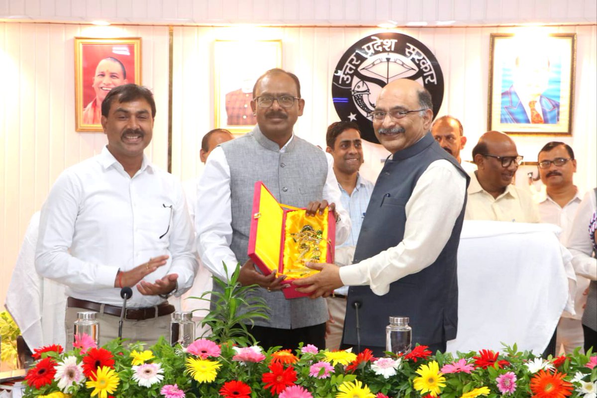 CommissionerAgr's tweet photo. आगरा मण्डल आयुक्त श्री नगे��द्र प्रताप की अध्यक्षता में जनपद फिरोजाबाद स्थित सभागार कक्ष में मण्डलीय विकास कार्यों एवं आईजीआरएस की समीक्षा बैठक का हुआ आयोजन. https://t.co/X5Exhr1sLe