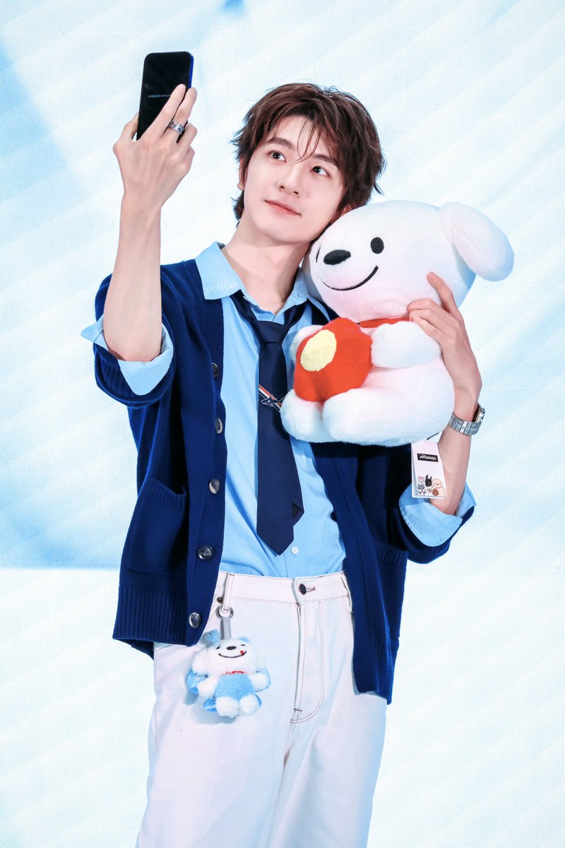 LINYILOVER_TH's tweet photo. 2026.09.24
Echo_林一’s Weibo Update

Xiaomi 18Pro Event 📱
“คุณบอกว่าสีฟ้าคือสีที่คุณชอบที่สุด” 🩵💙

#林一 #LinYi #หลินอี https://t.co/yeQa0RBa0u